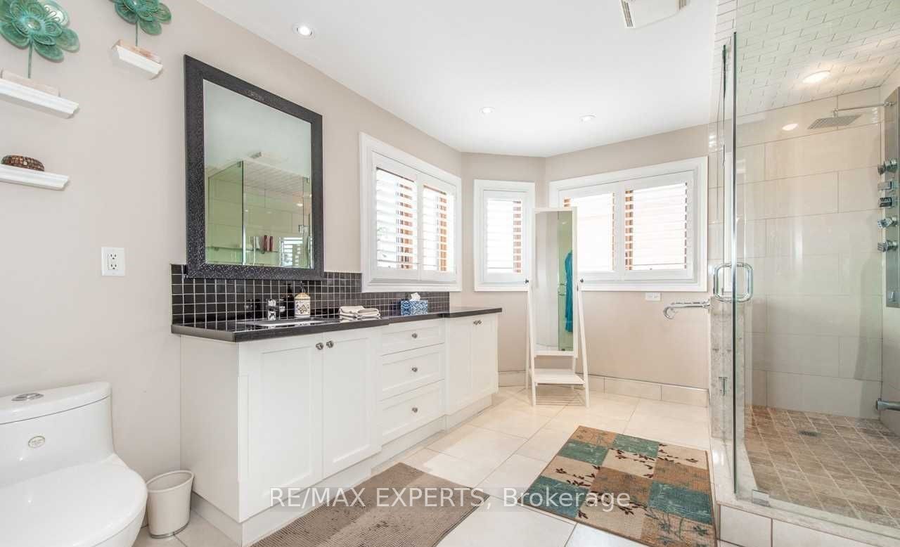 94 Royview Crescent