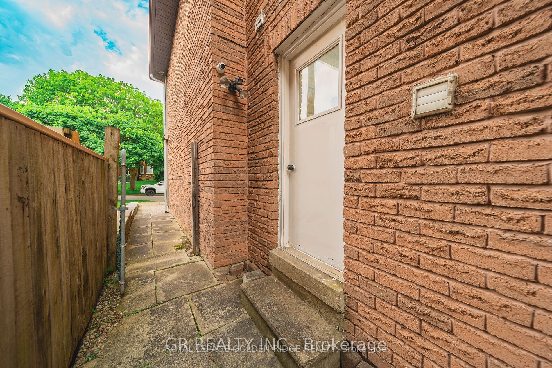 151 Old Surrey Lane