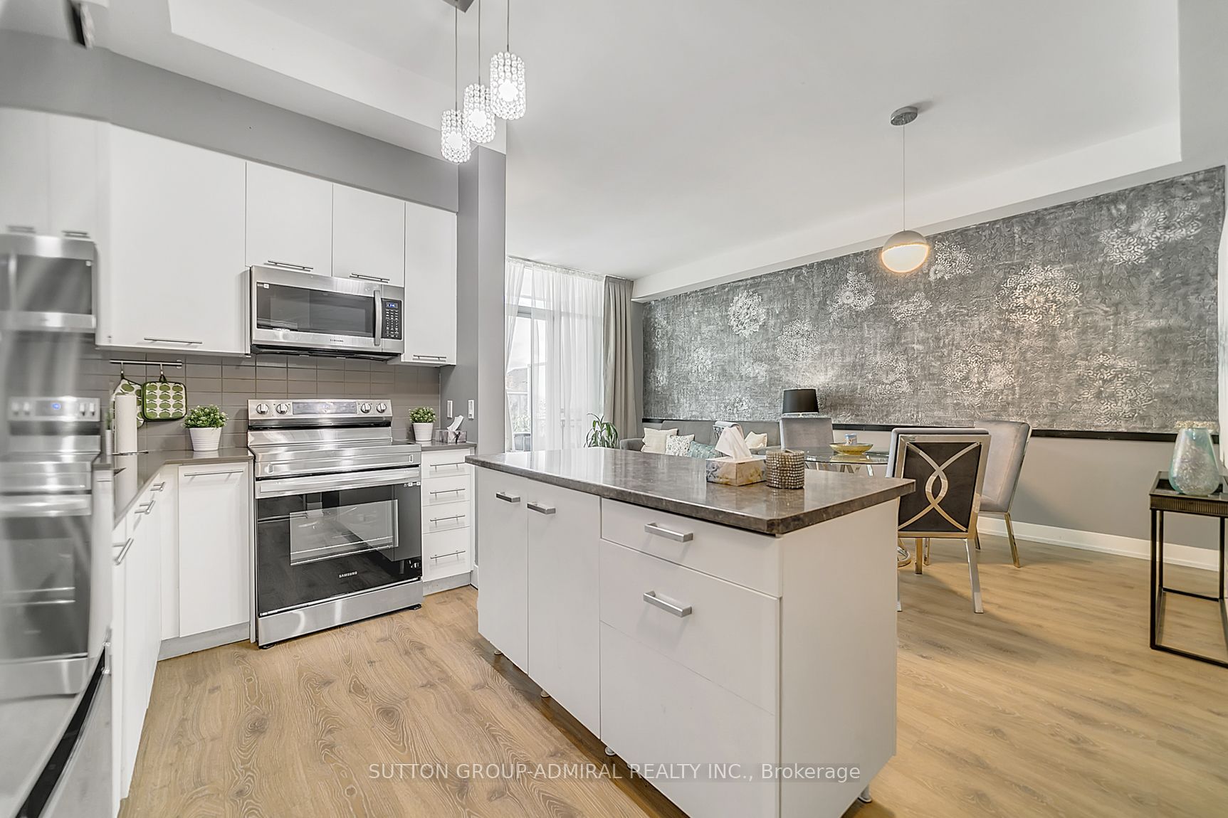 9471 Yonge Street, #213