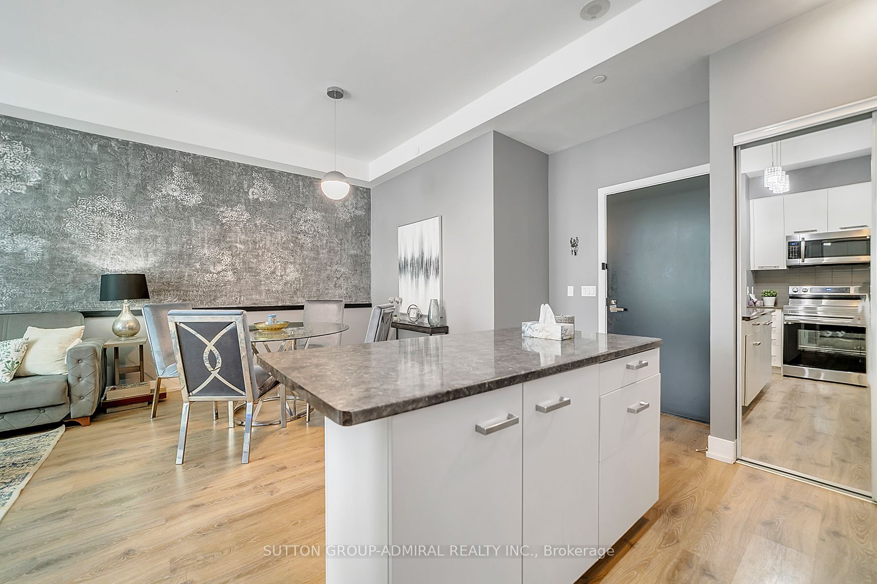 9471 Yonge Street, #213