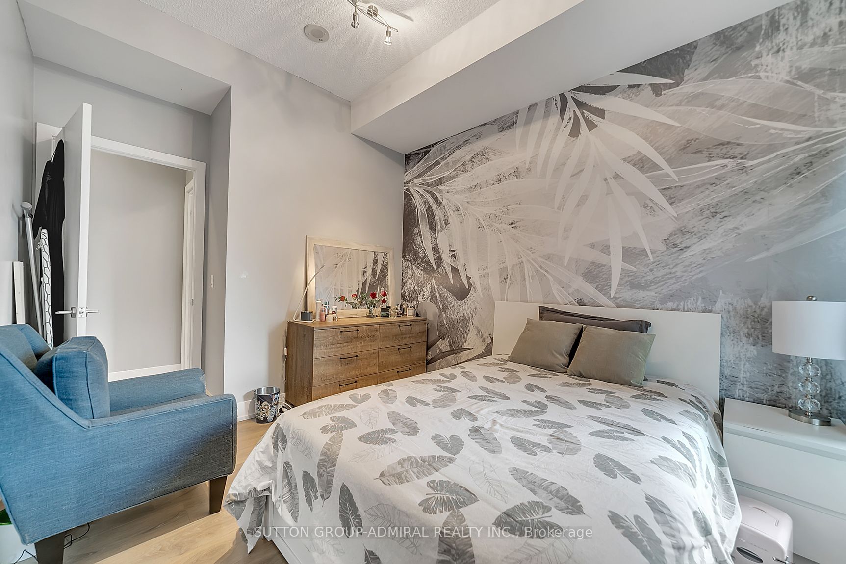 9471 Yonge Street, #213
