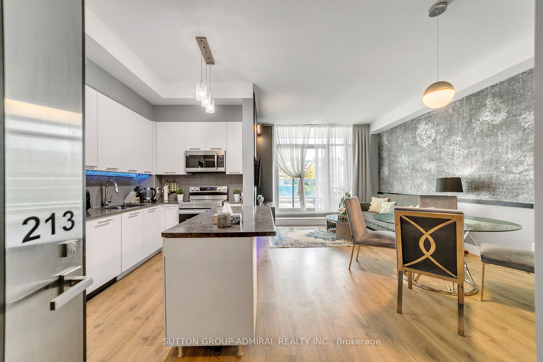 9471 Yonge Street, #213
