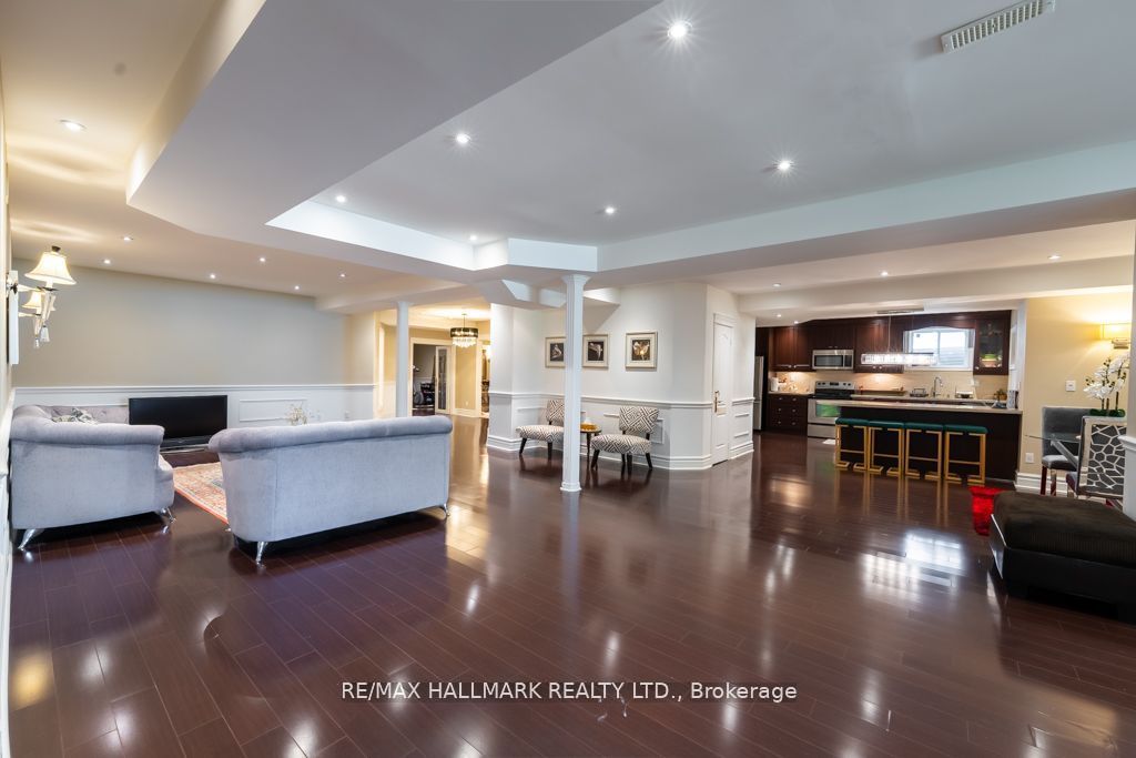 384 Kennedy Street W