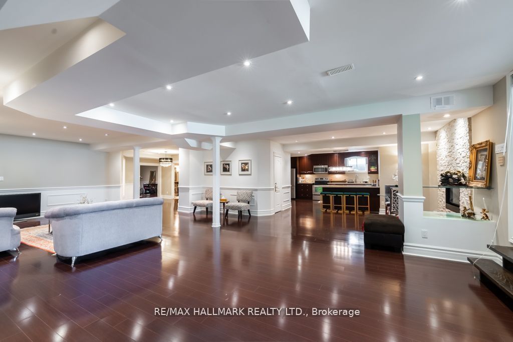 384 Kennedy Street W