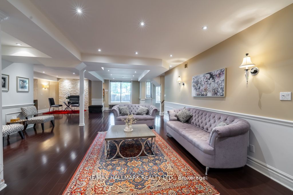 384 Kennedy Street W