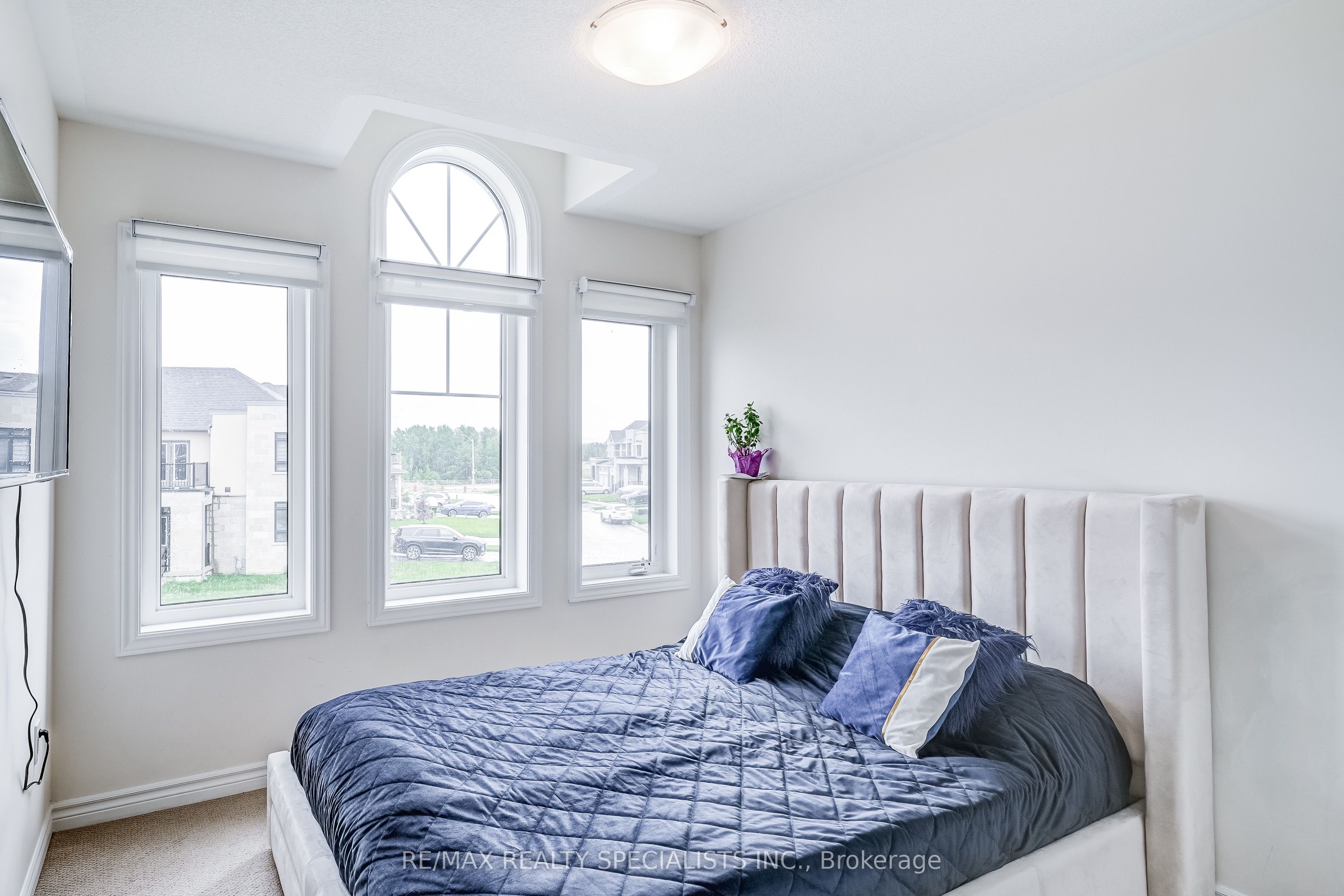 90 FERRAGINE Crescent