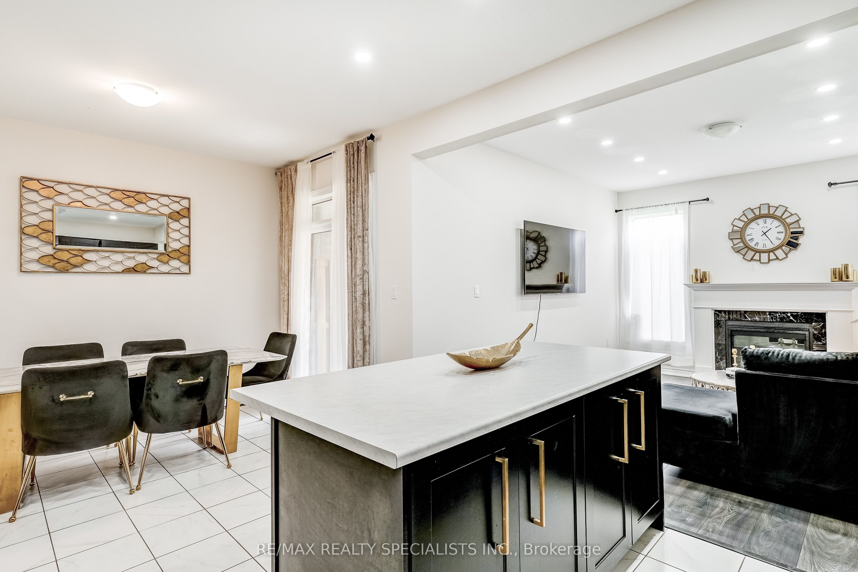 90 FERRAGINE Crescent