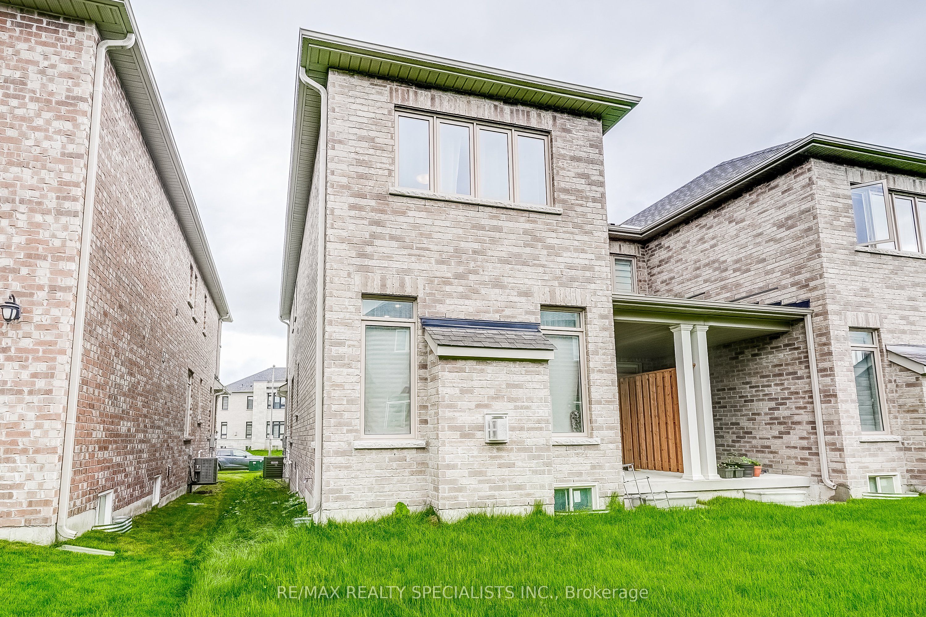 90 FERRAGINE Crescent