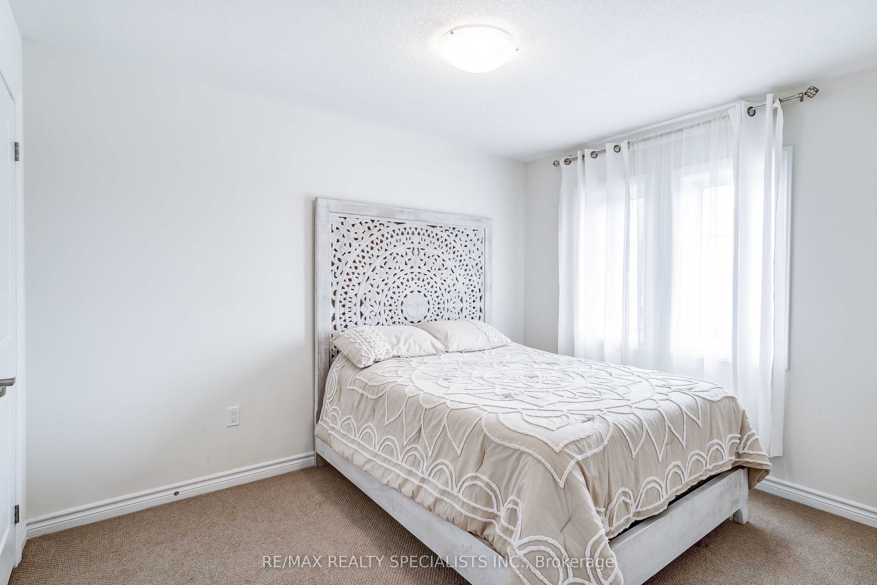 90 FERRAGINE Crescent