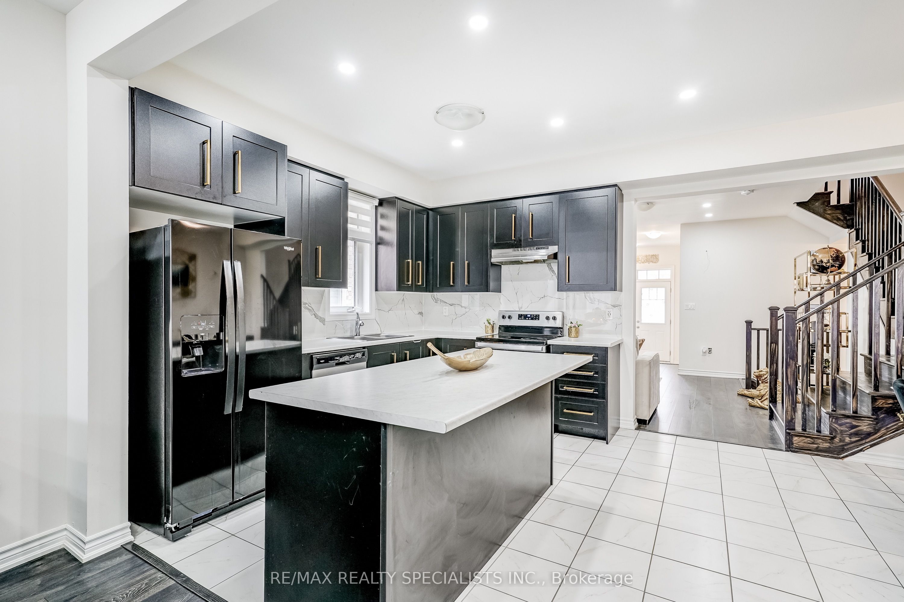 90 FERRAGINE Crescent