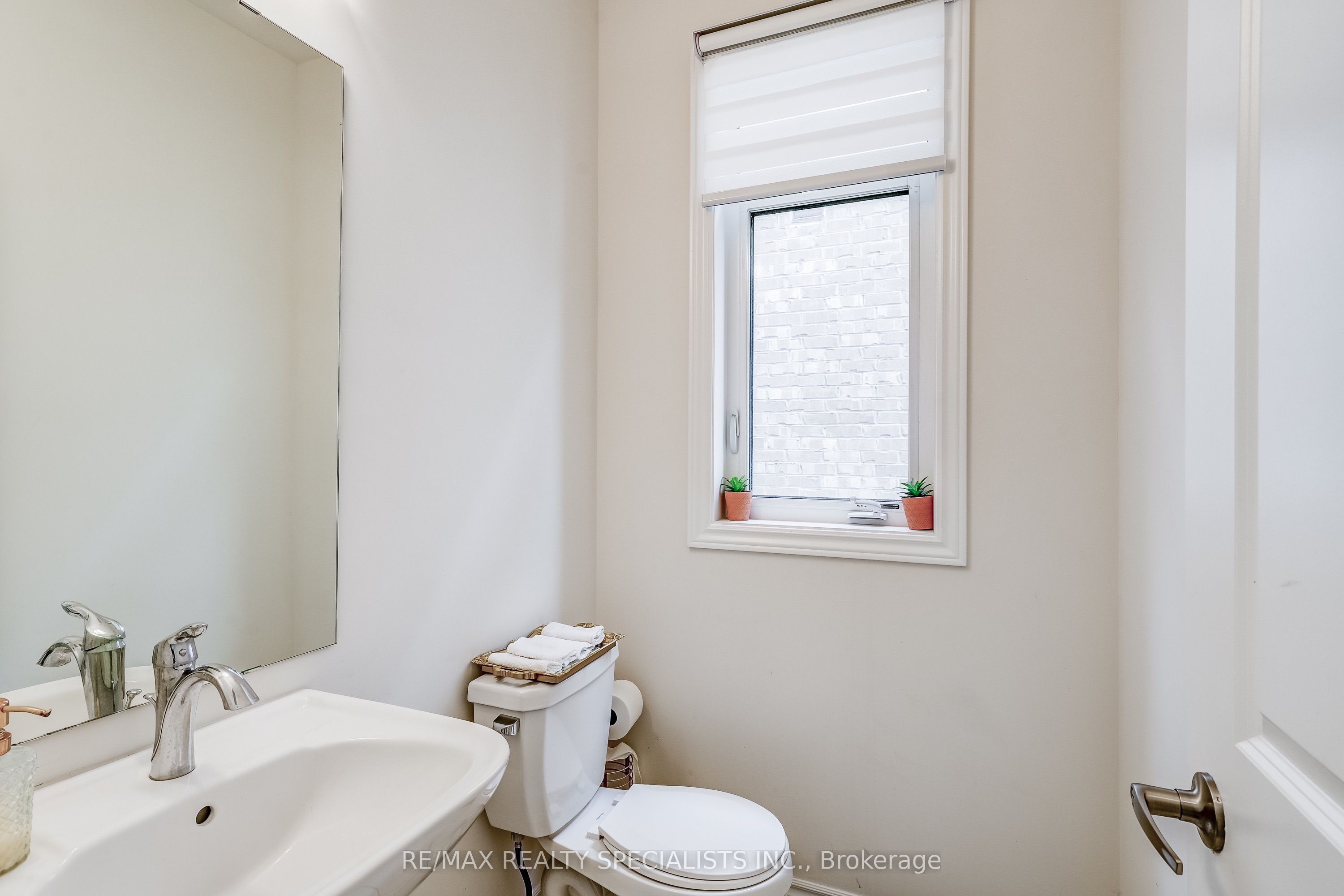 90 FERRAGINE Crescent