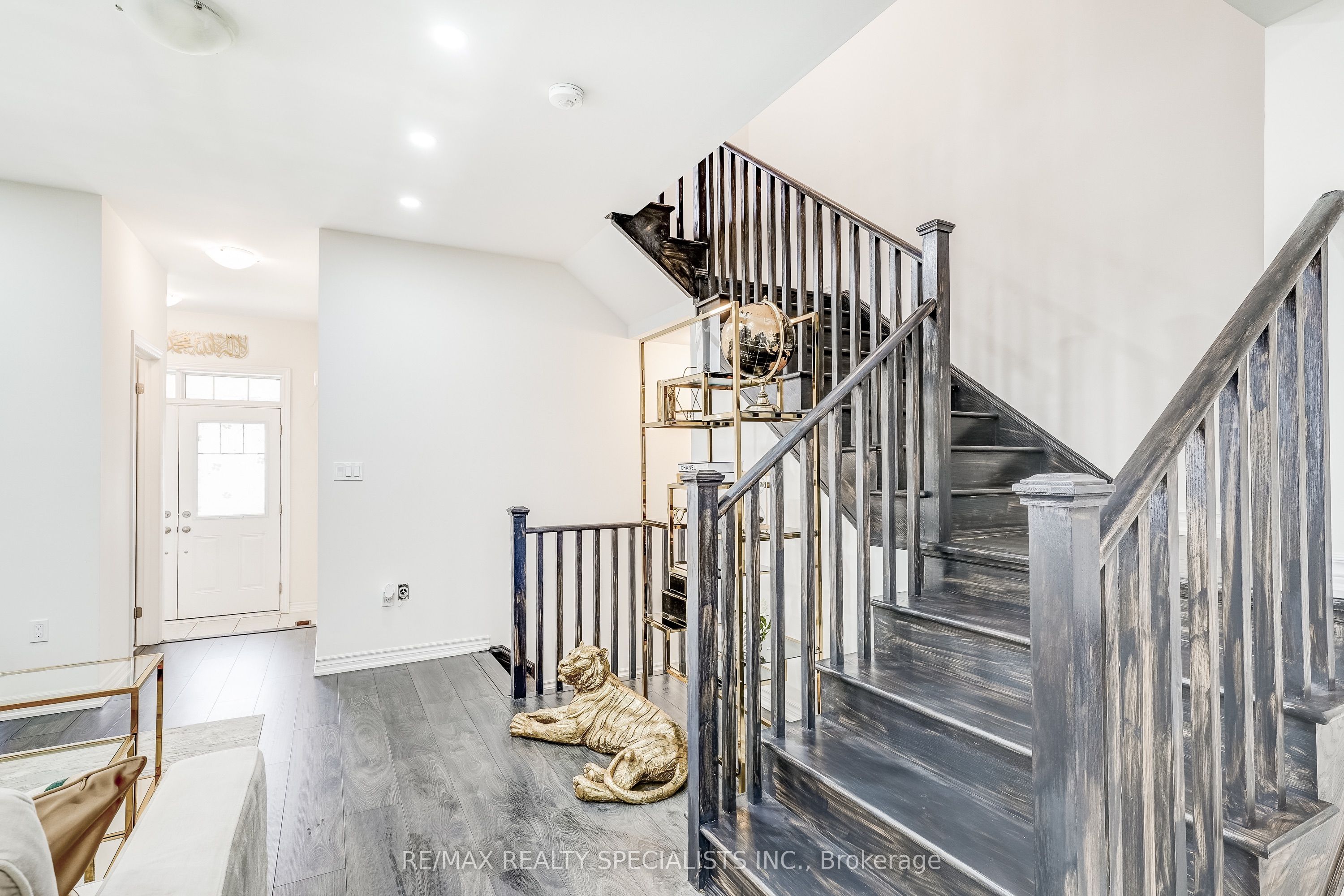 90 FERRAGINE Crescent