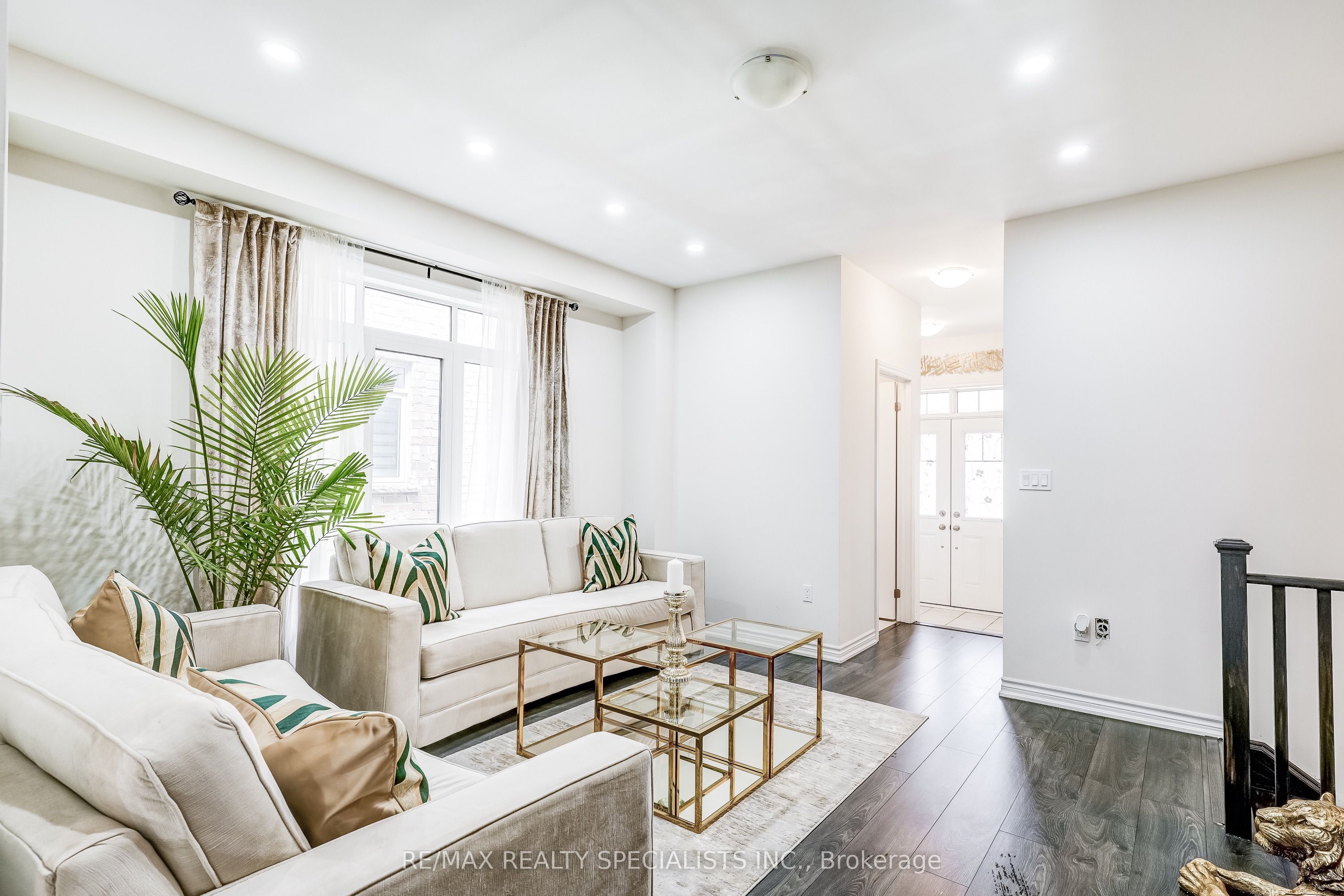 90 FERRAGINE Crescent