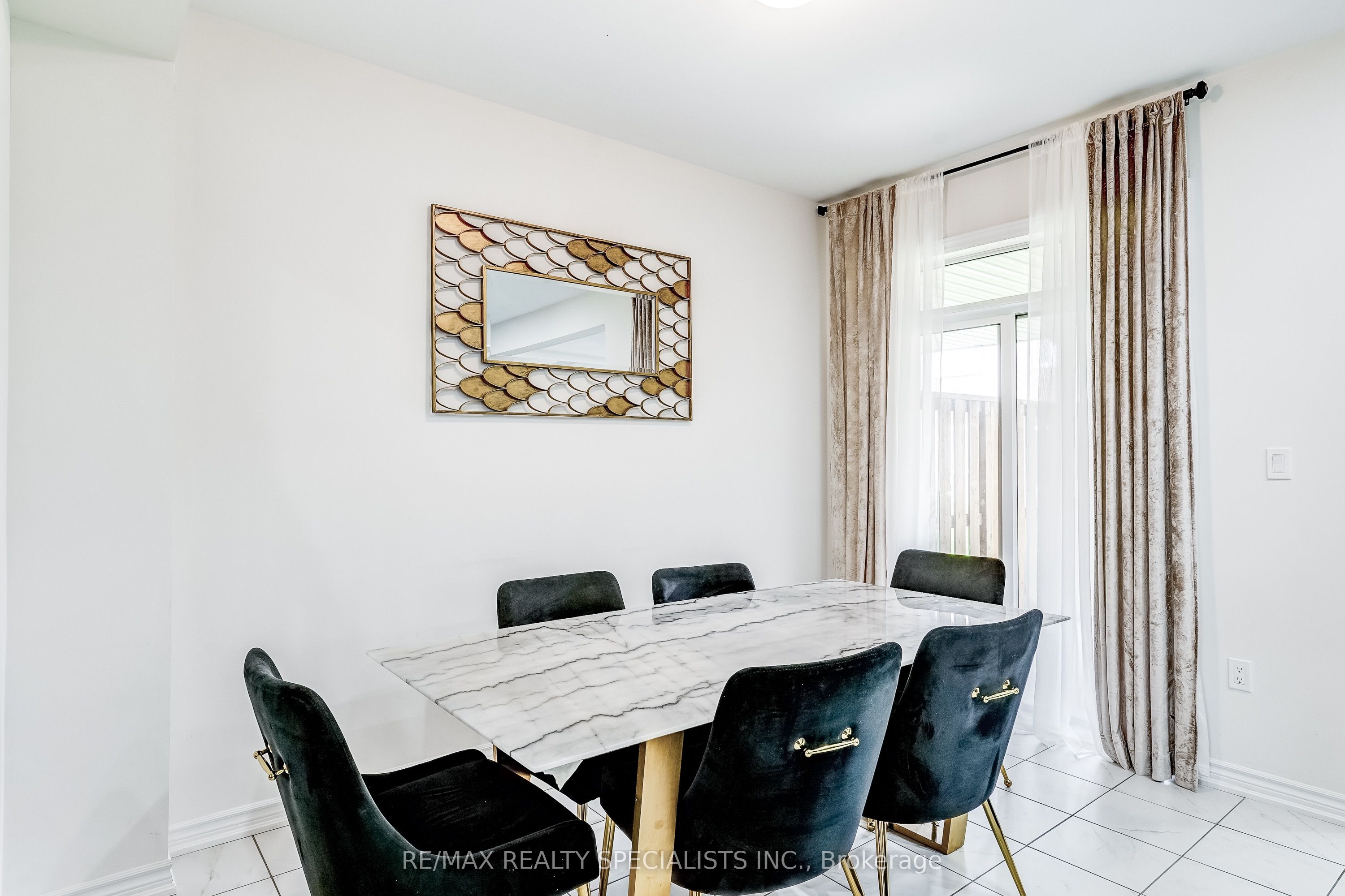 90 FERRAGINE Crescent