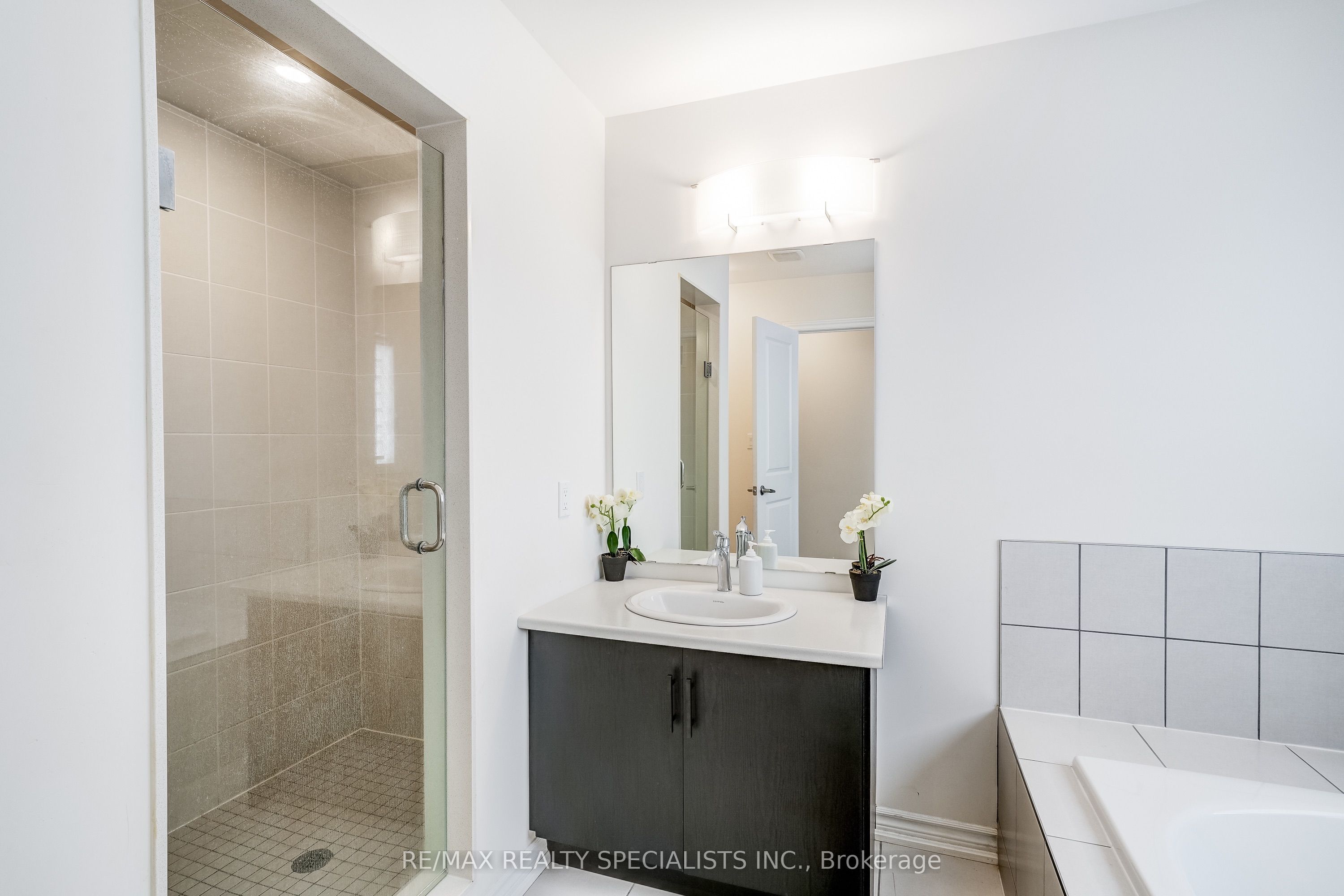 90 FERRAGINE Crescent