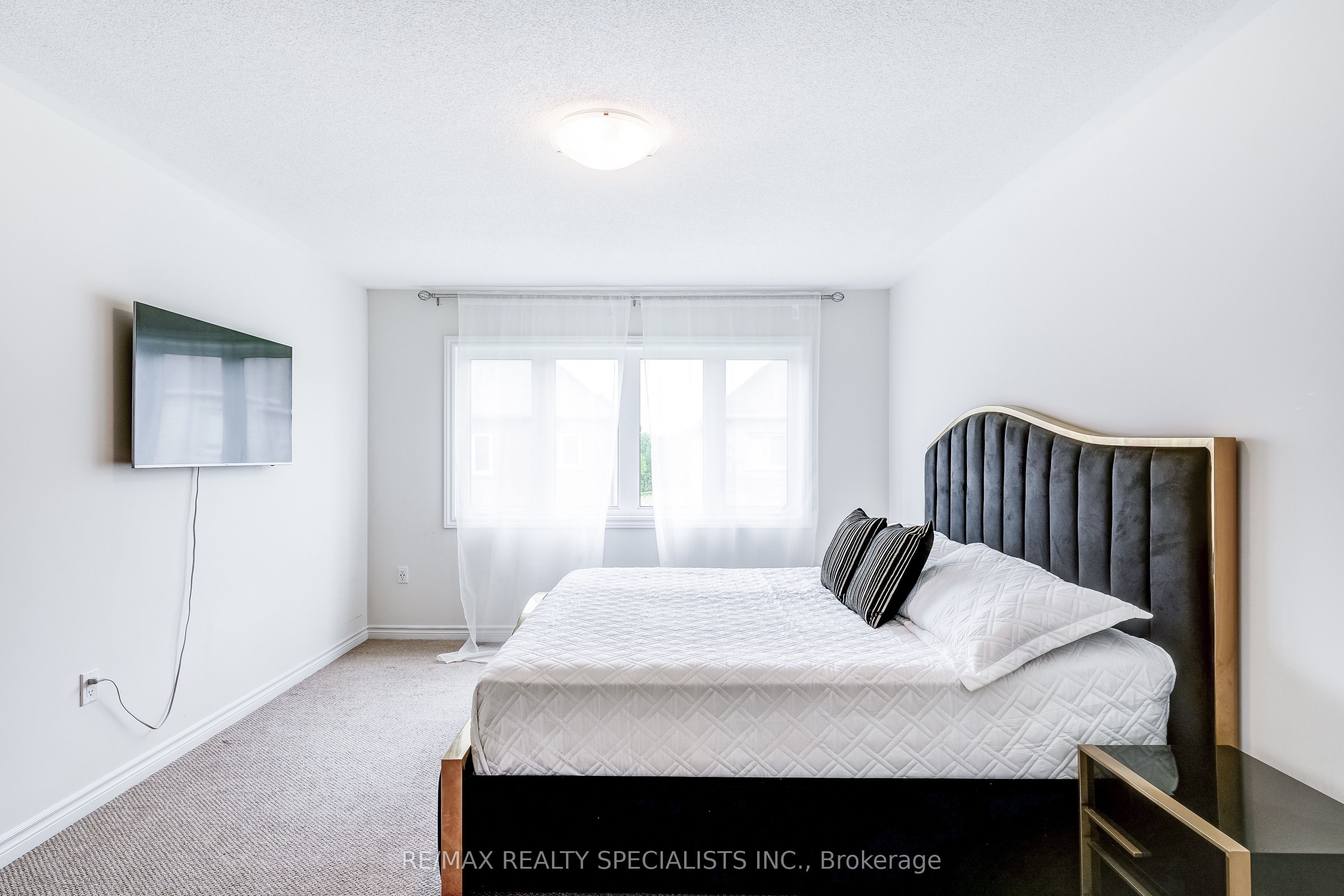 90 FERRAGINE Crescent