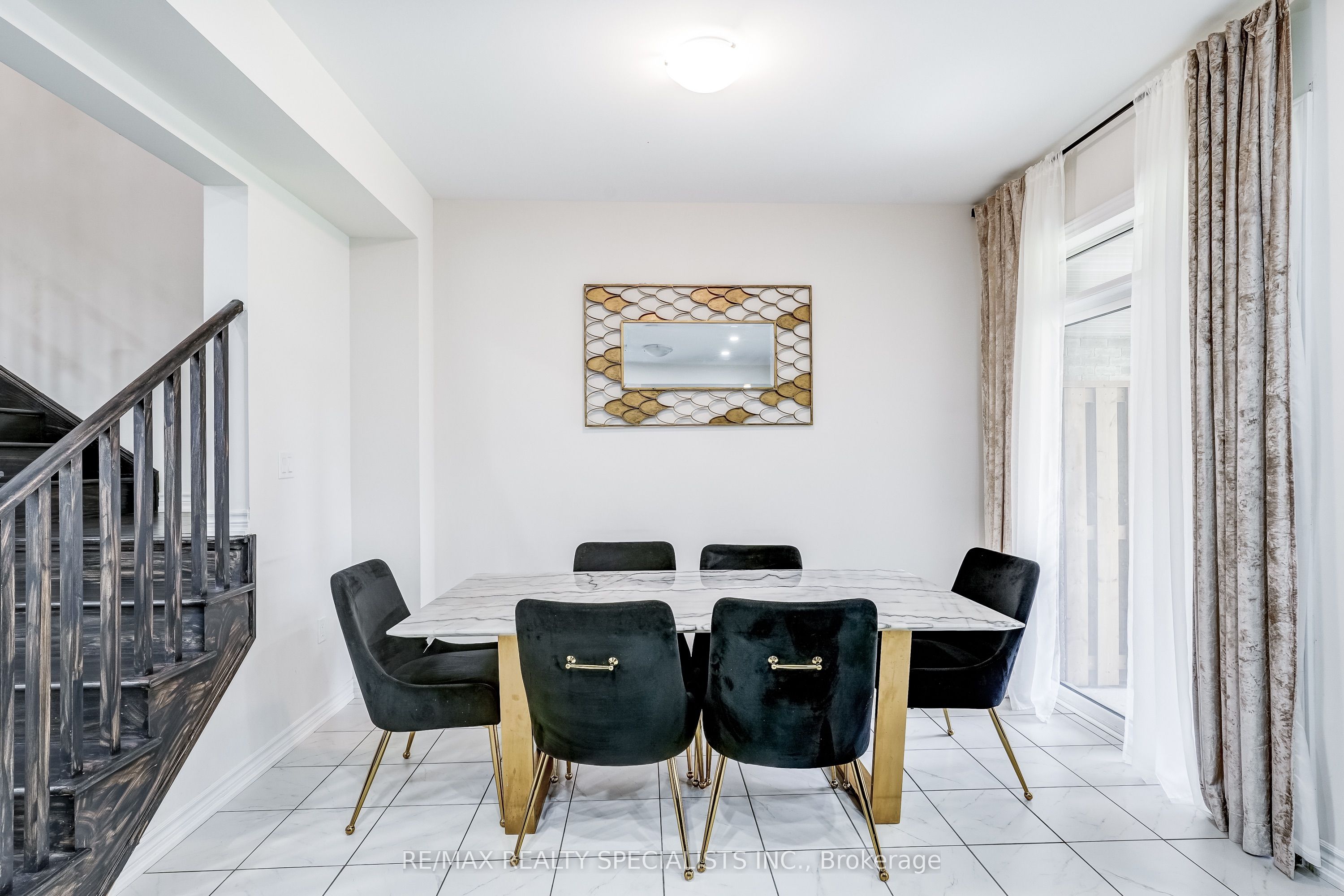 90 FERRAGINE Crescent