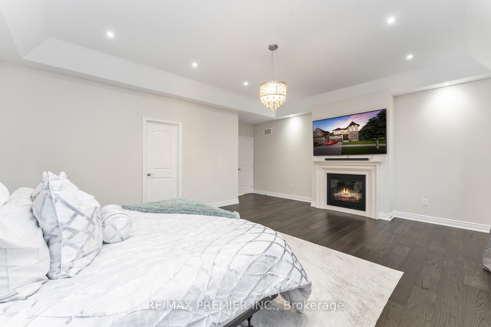 91 Woodgate Pines Drive