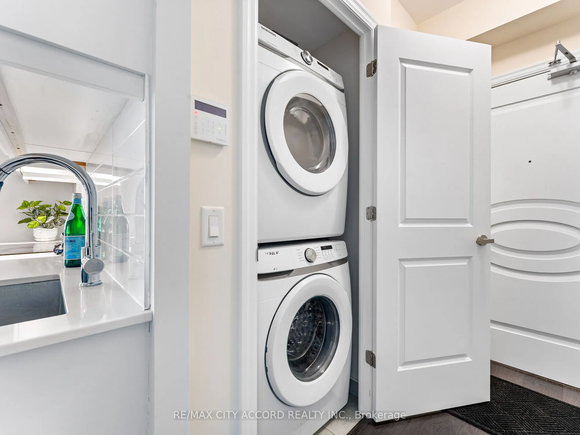 9085 Jane Street, #1709