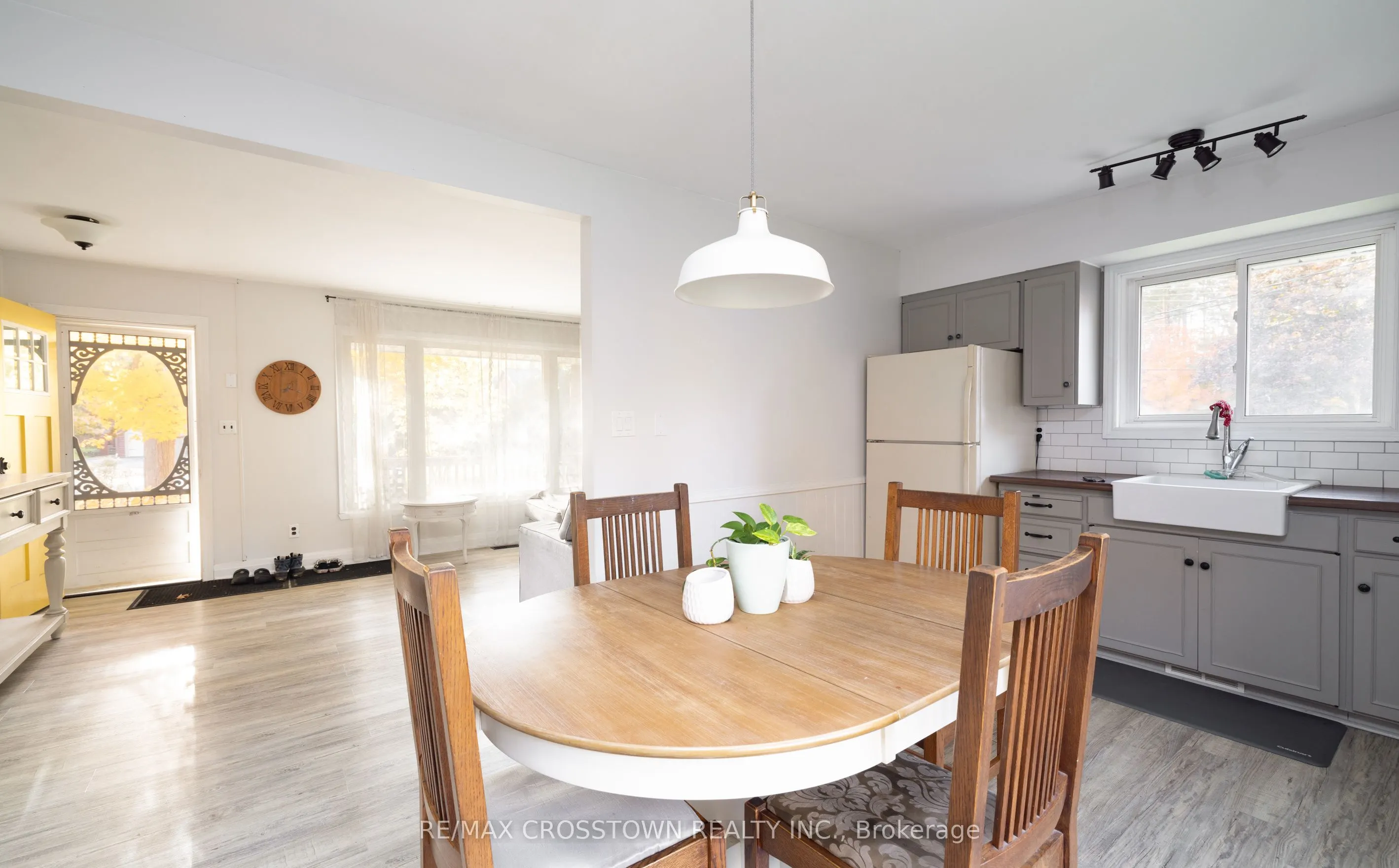 47 Lakeshore Road W