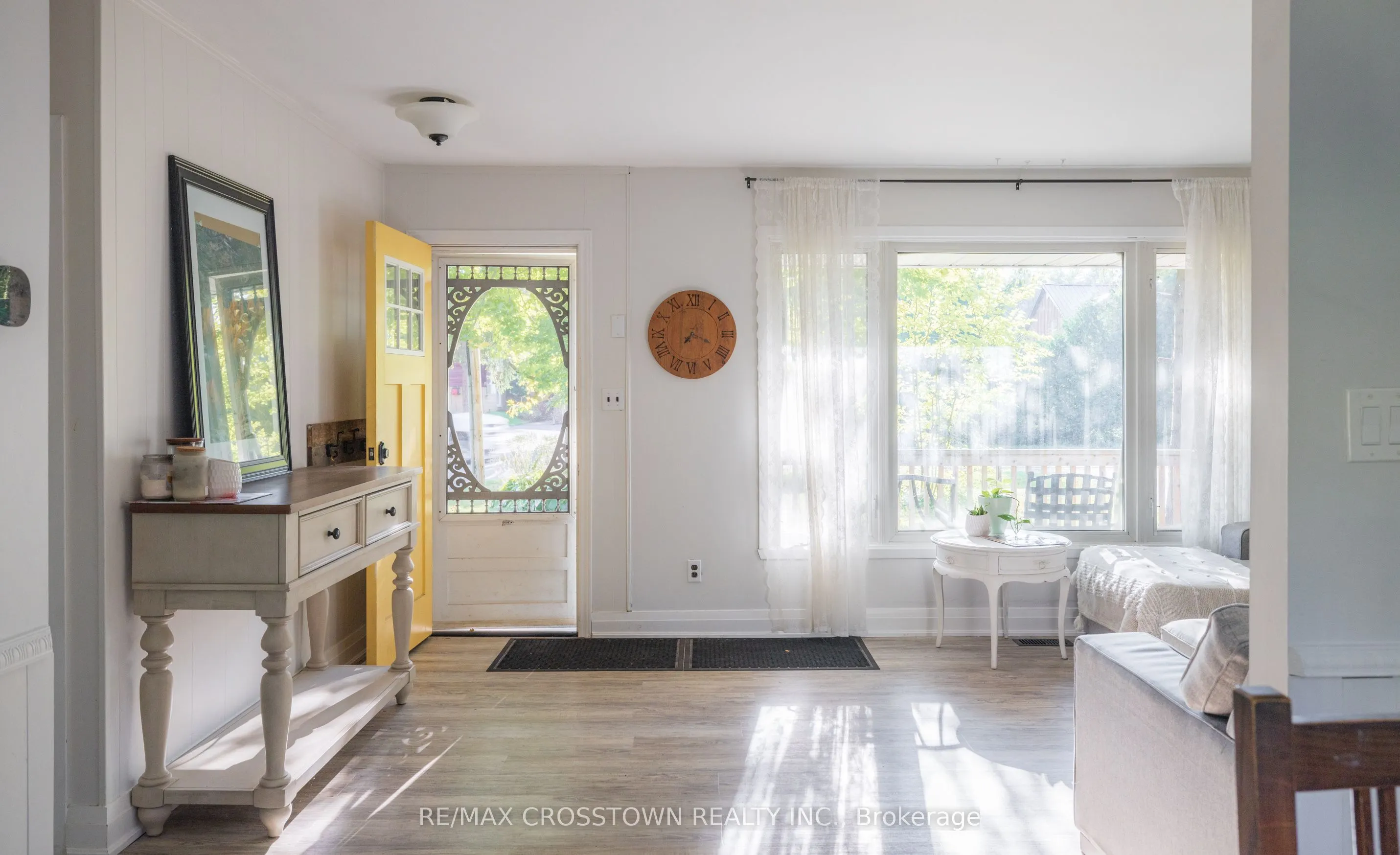 47 Lakeshore Road W