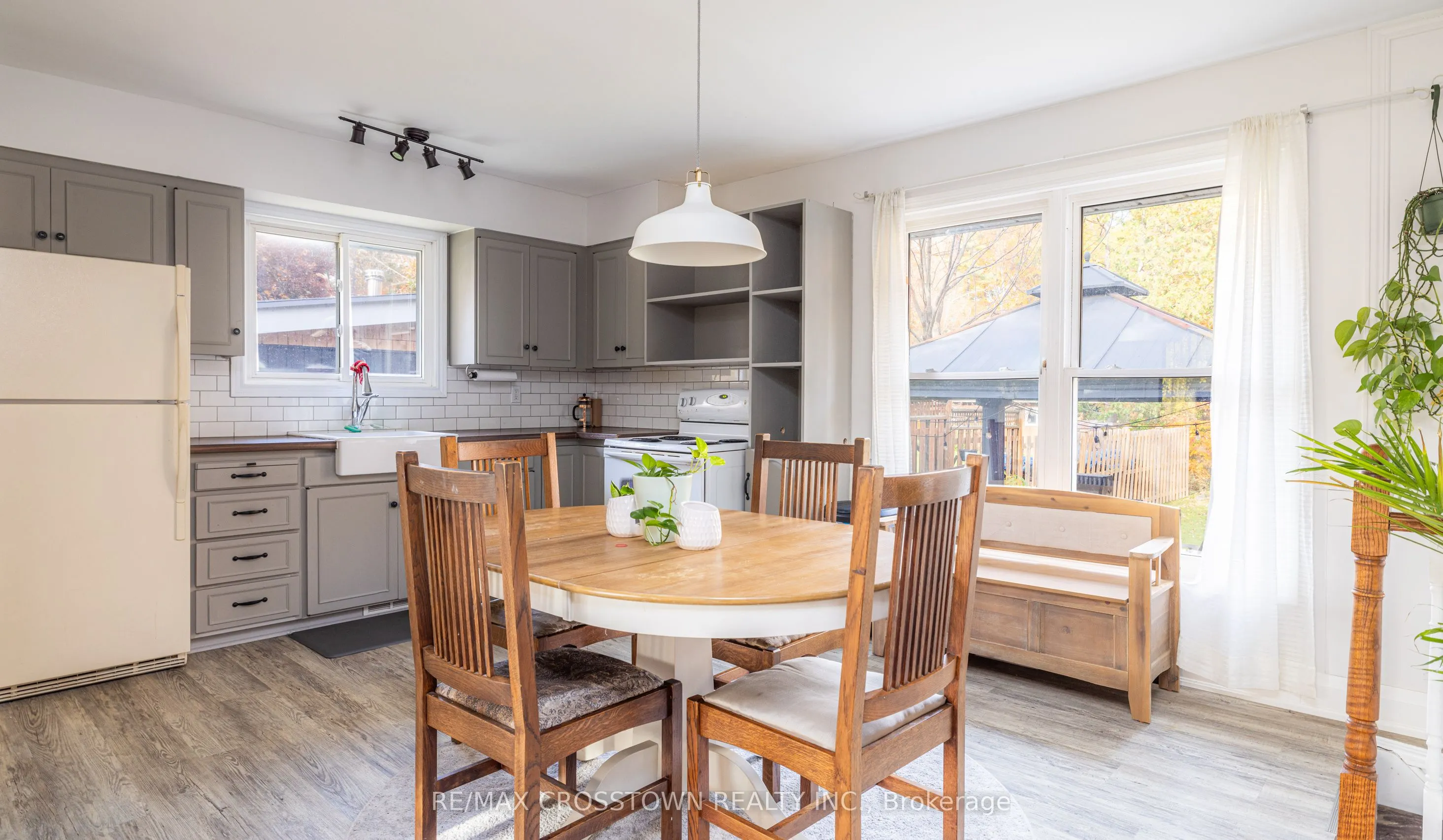 47 Lakeshore Road W