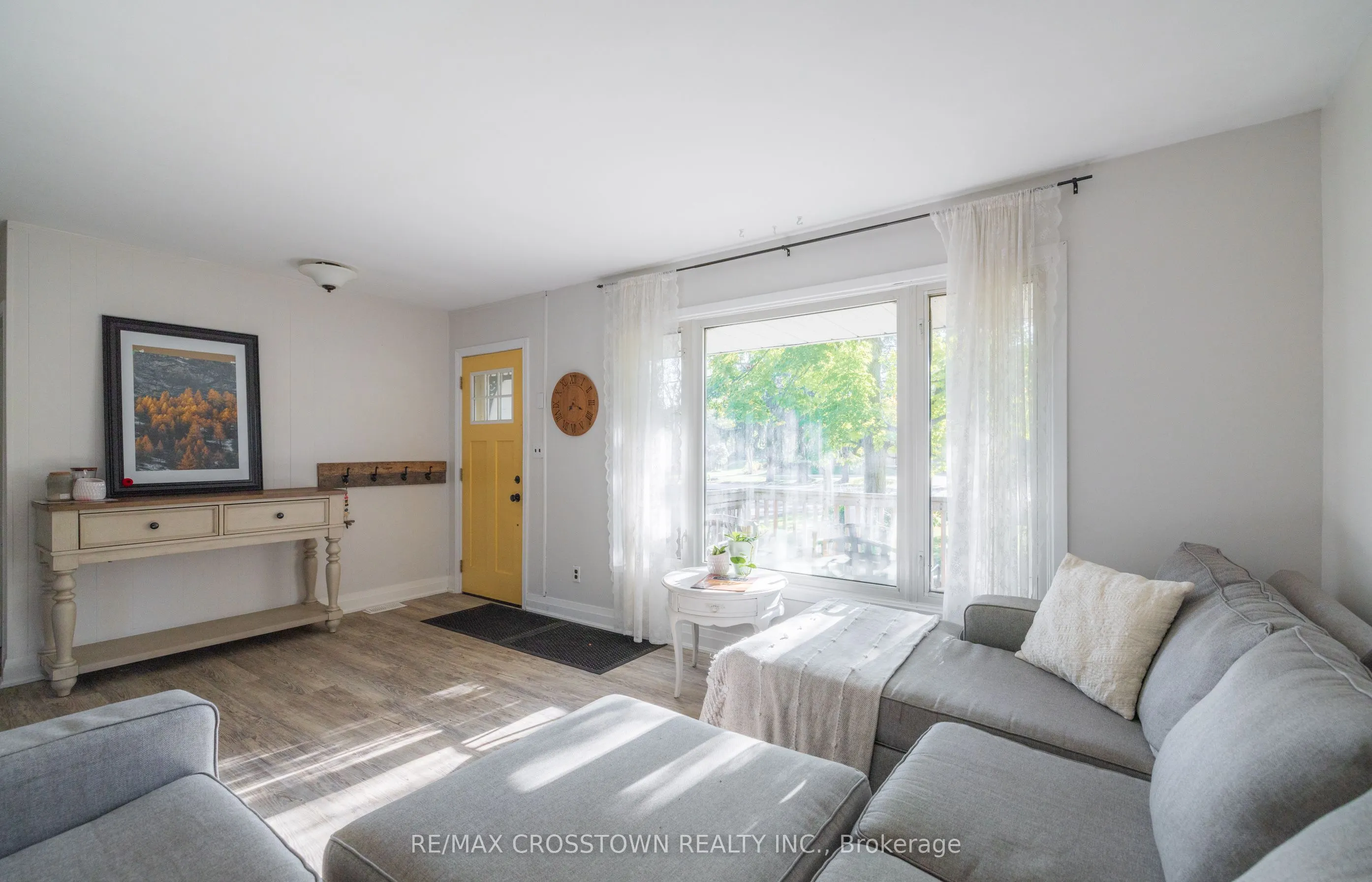 47 Lakeshore Road W