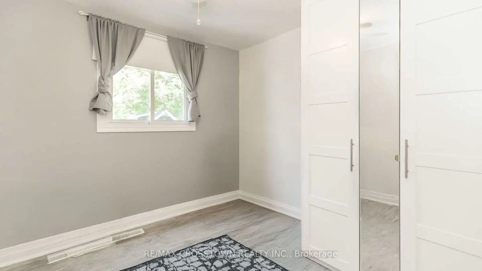 47 Lakeshore Road W