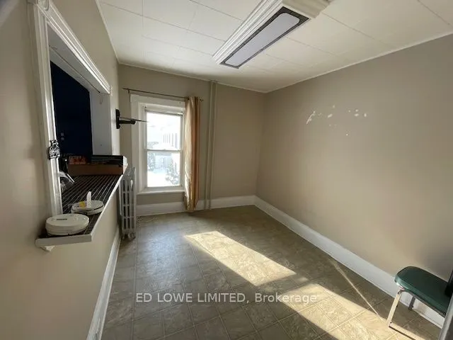 39 A Poyntz Street
