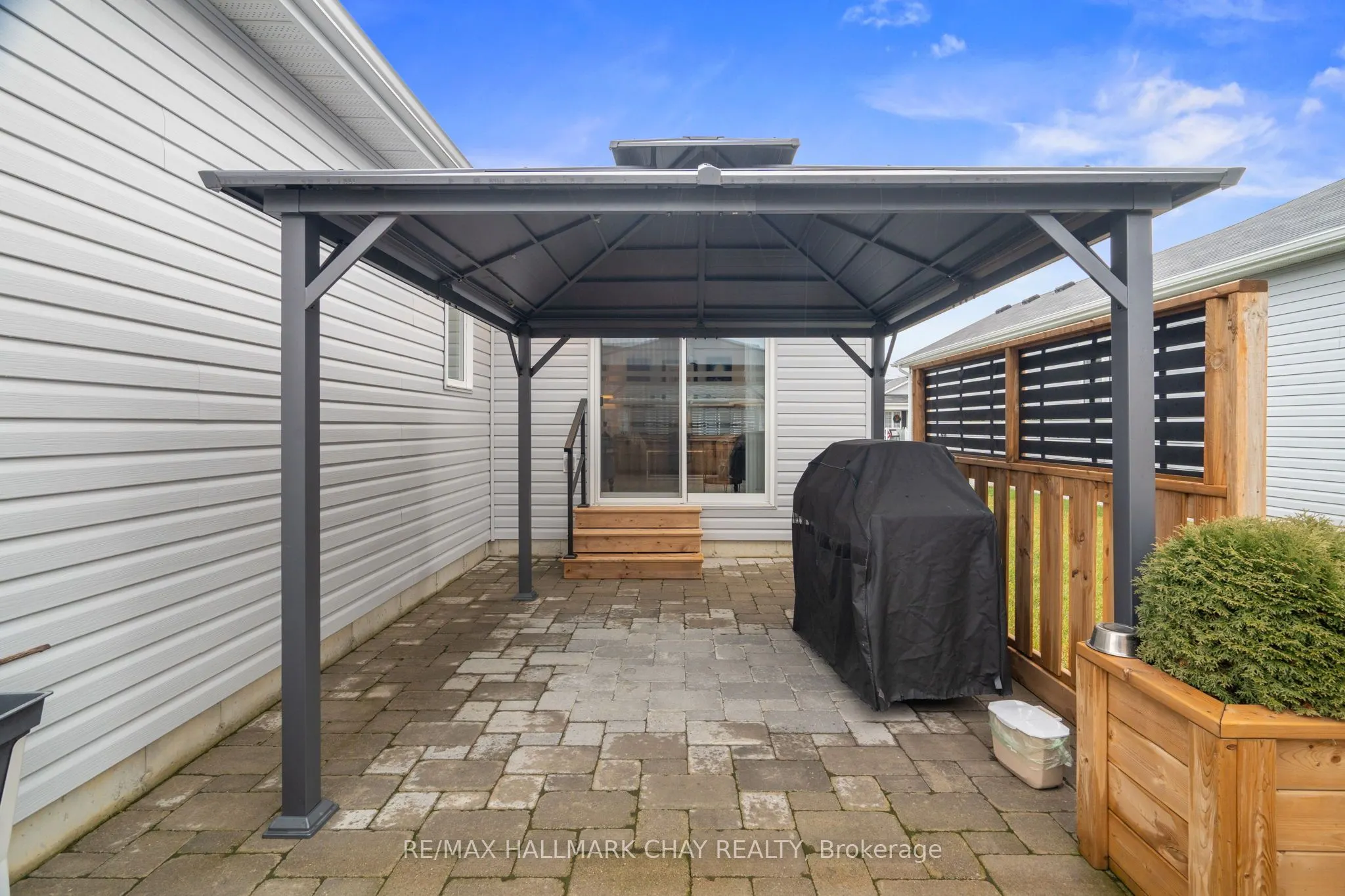 8 Sinclair Crescent