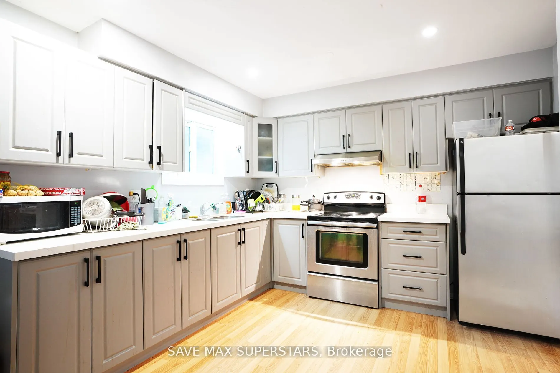 96 Wellington Street E