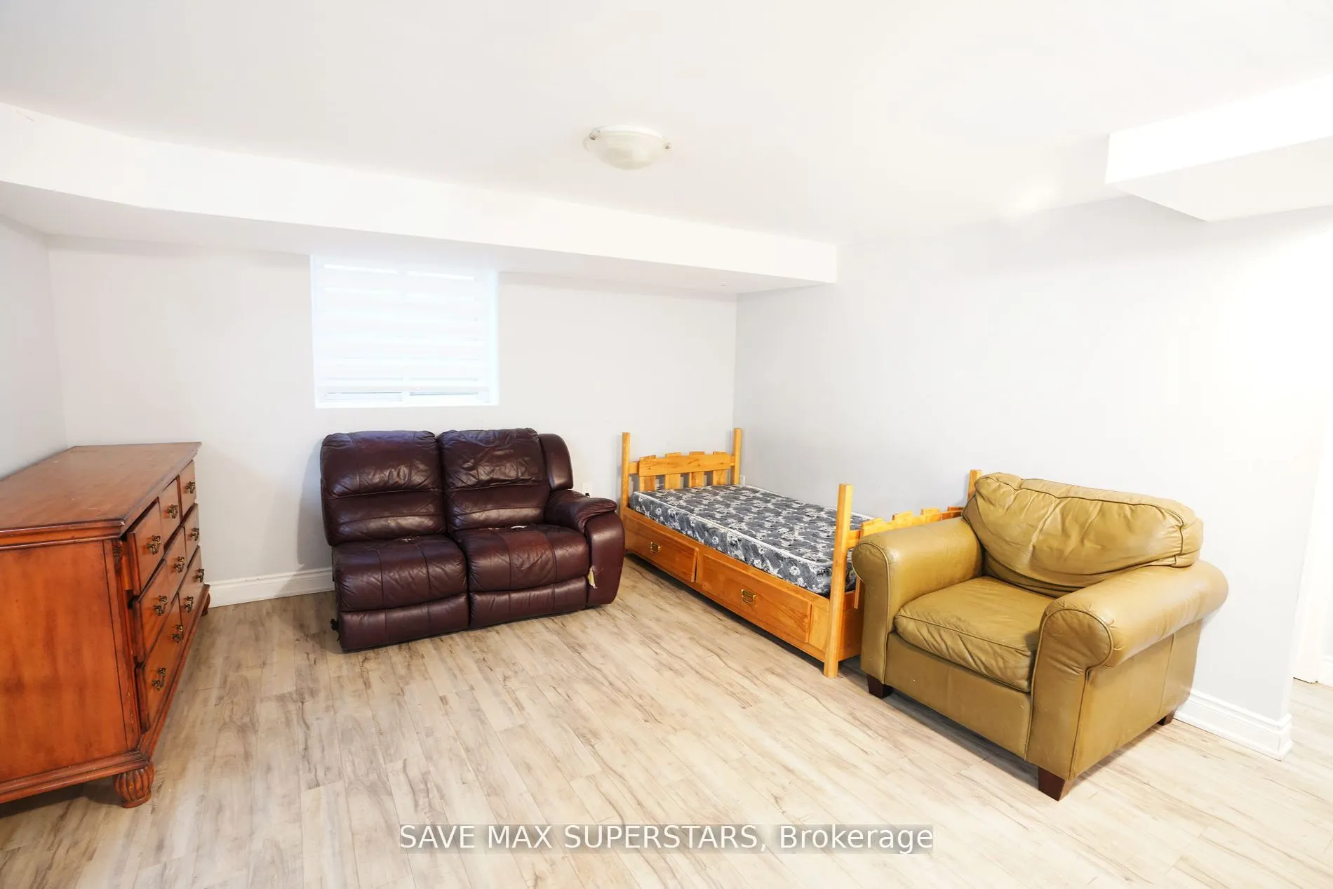 96 Wellington Street E