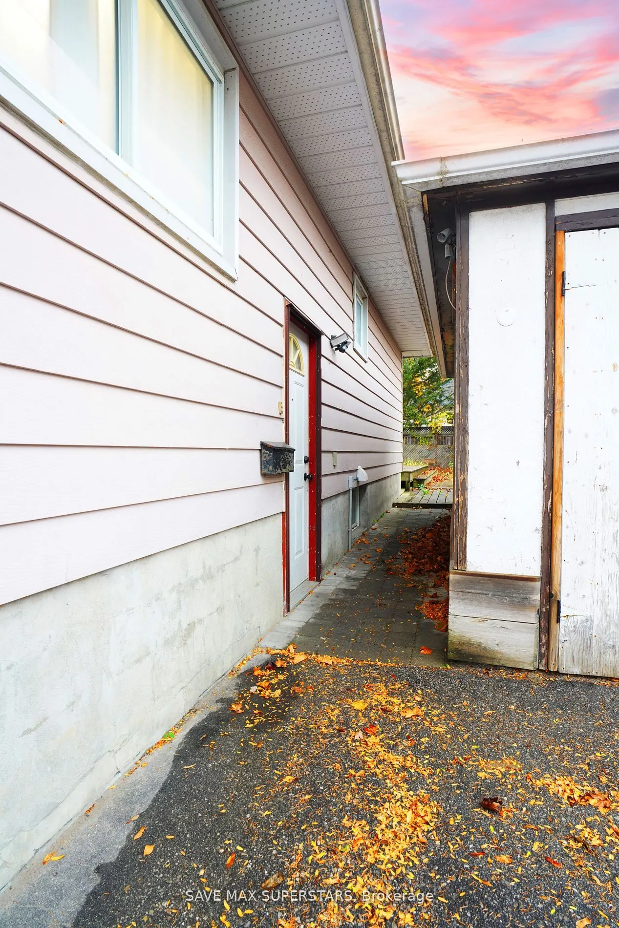 96 Wellington Street E