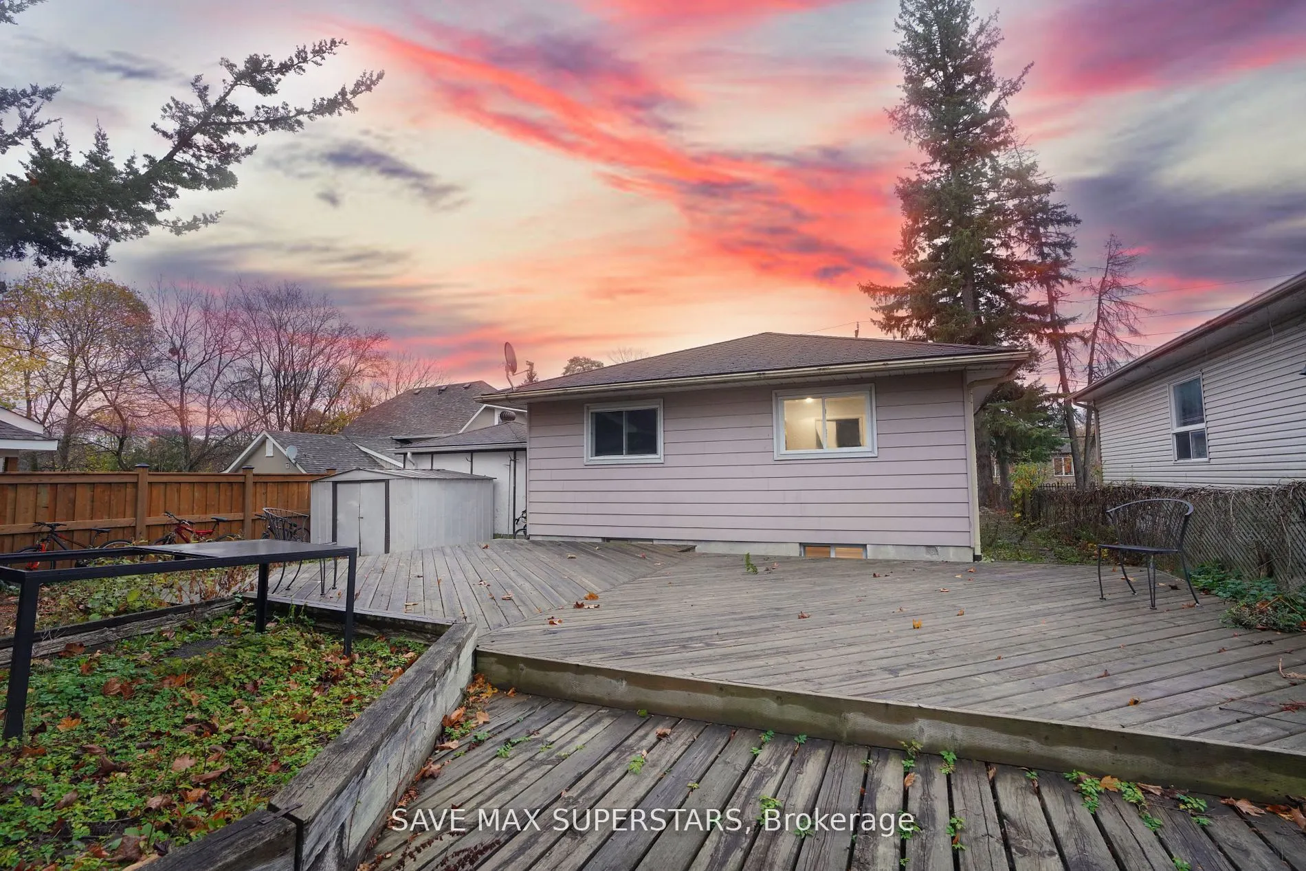 96 Wellington Street E