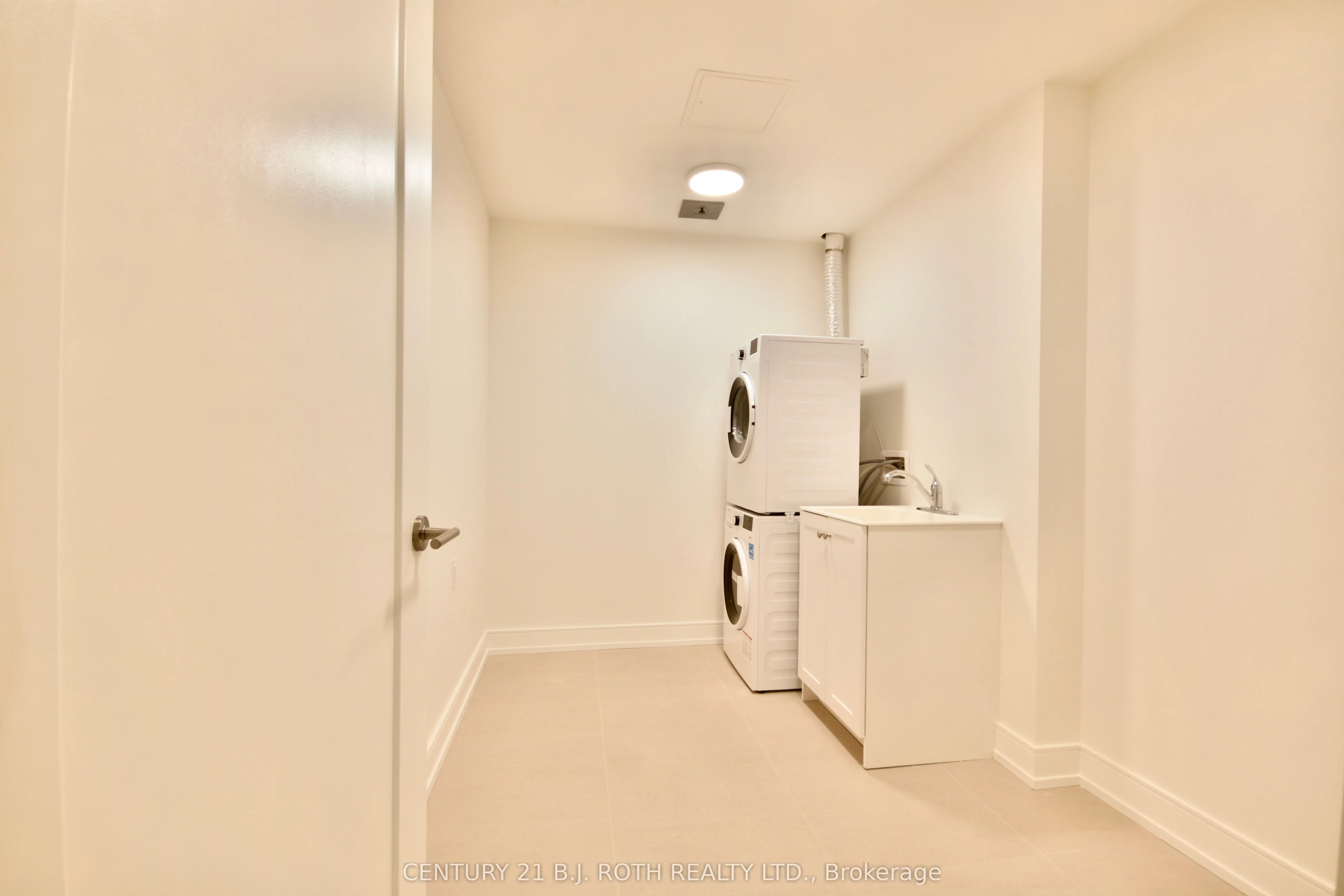 185 DUNLOP Street E #702