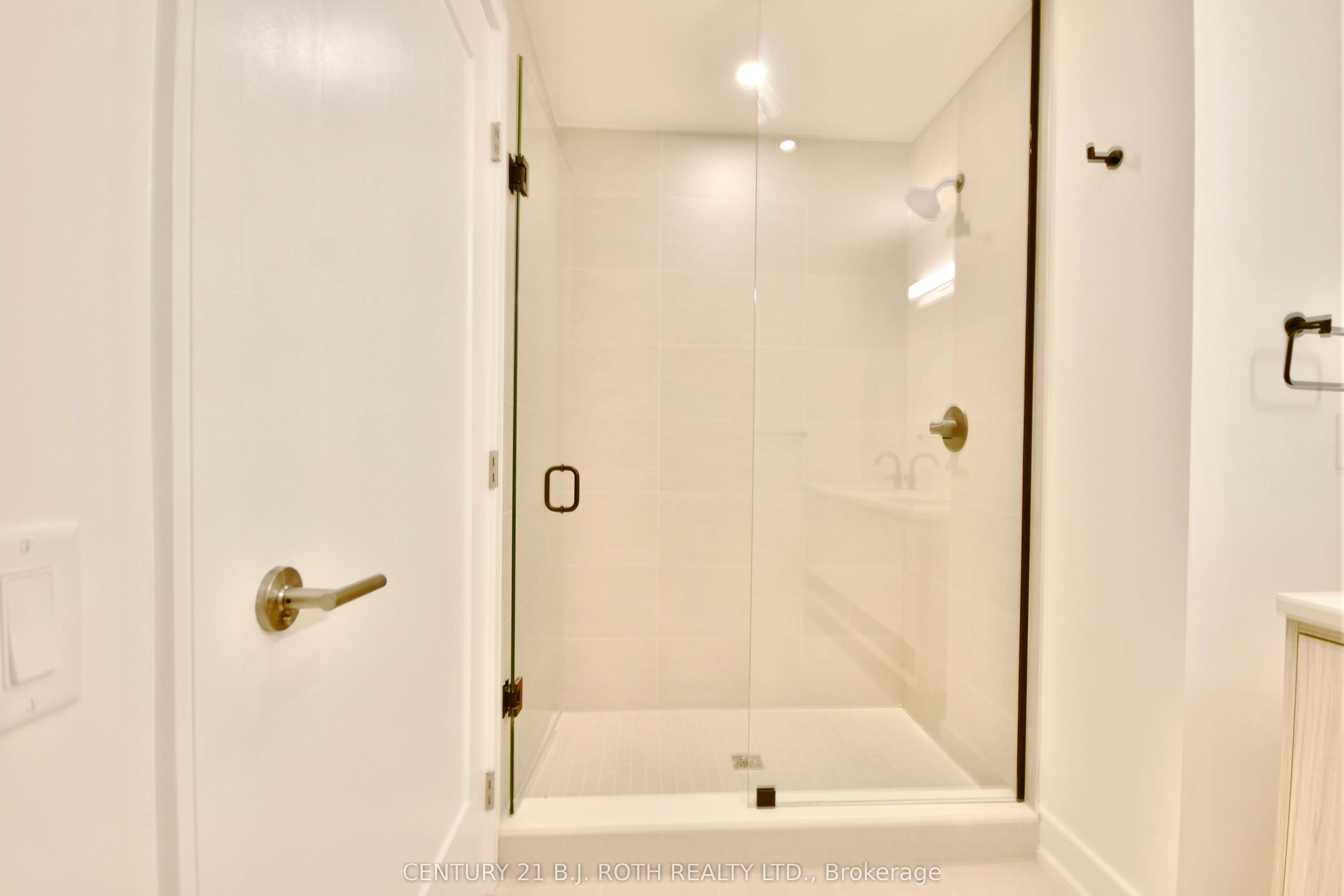 185 DUNLOP Street E #702