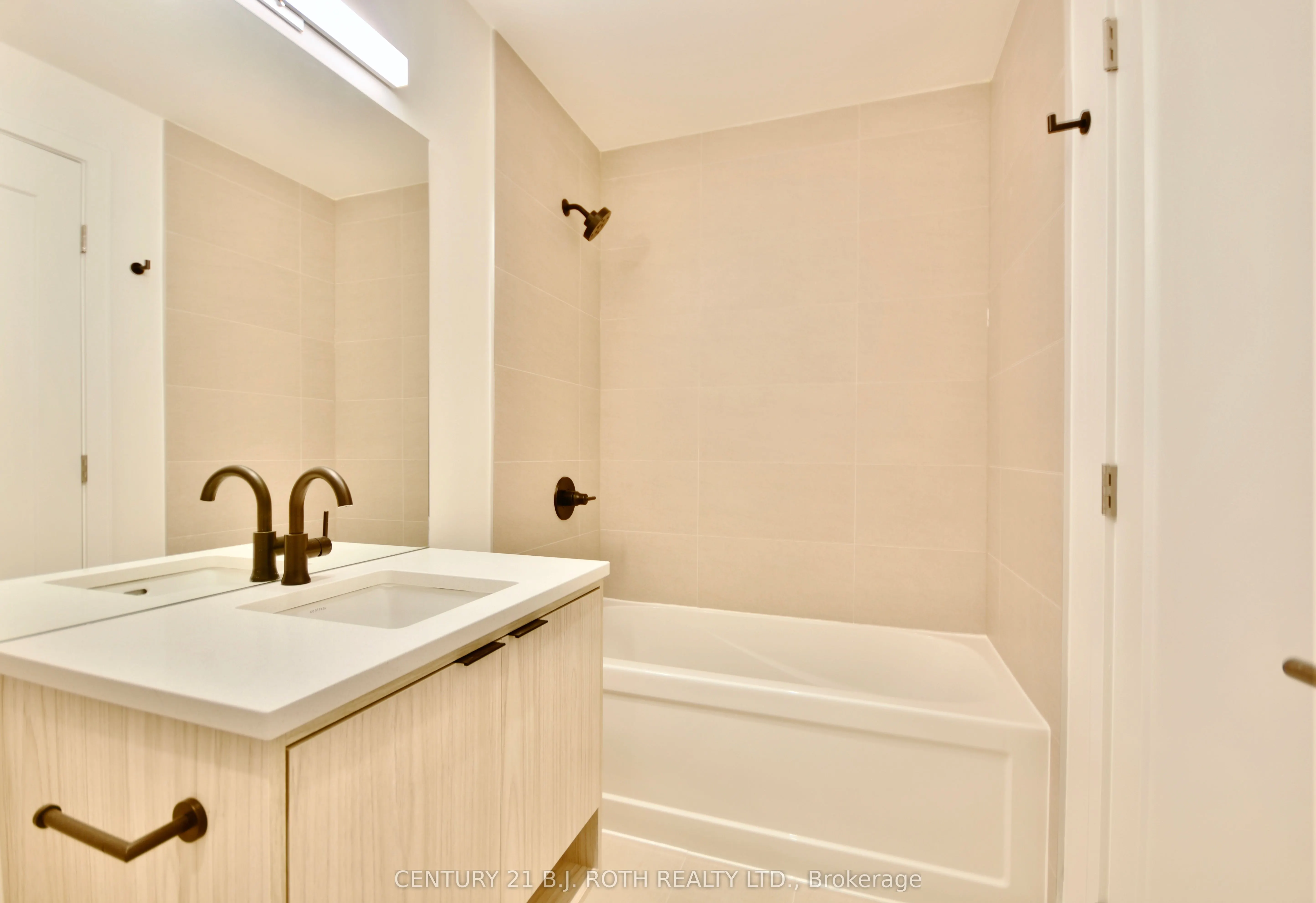 185 DUNLOP Street E #702