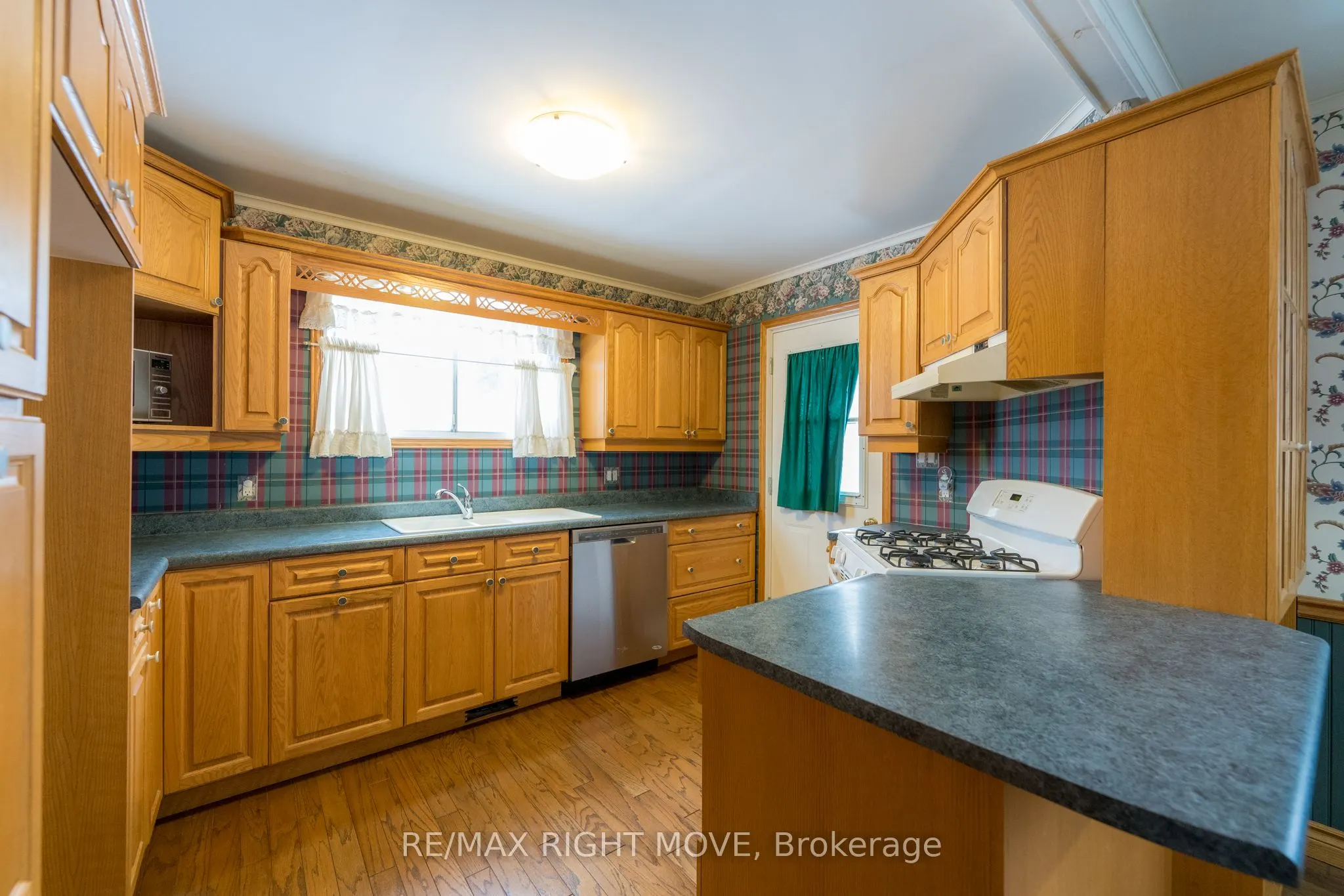 386 Peter Street N