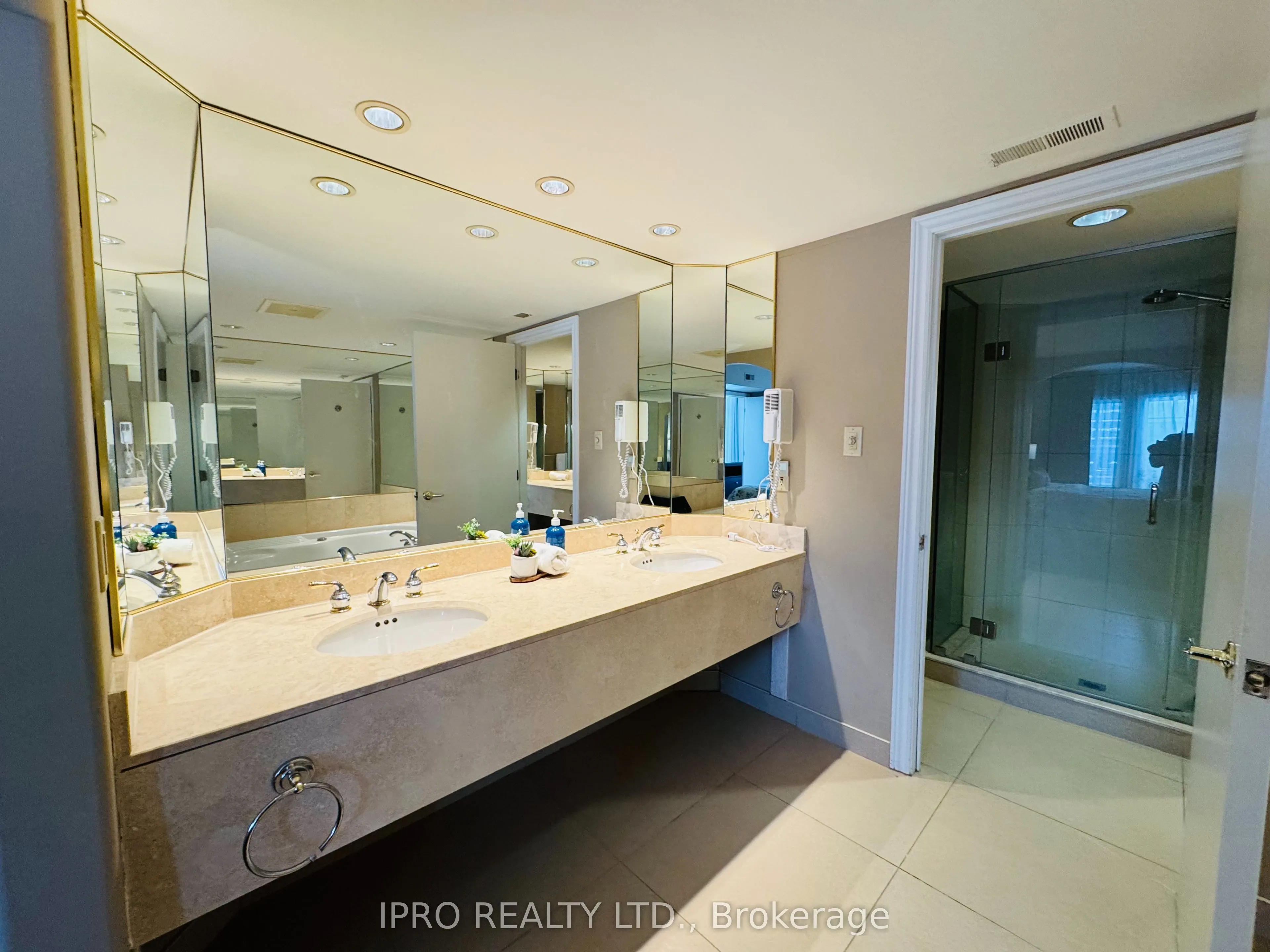 90 Highland Drive, #2076-77