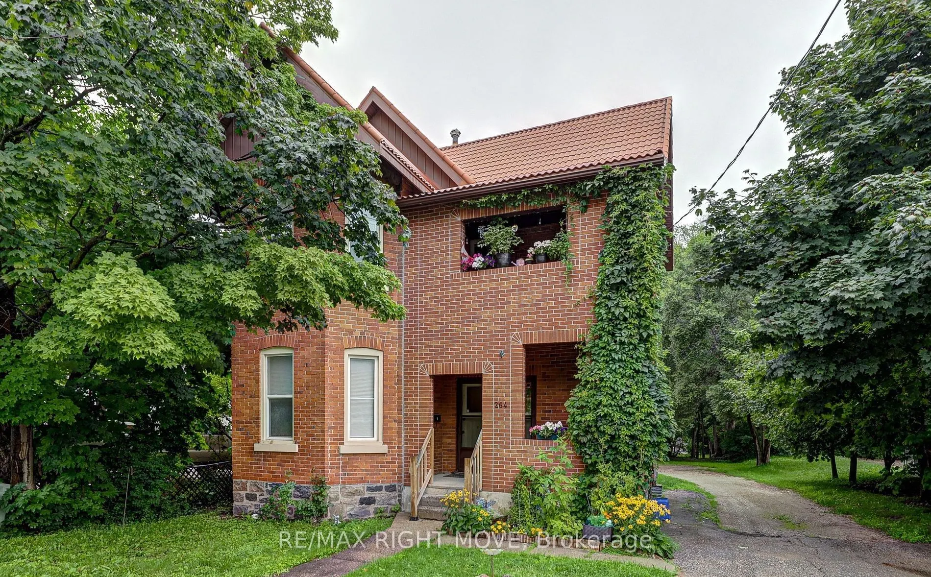 264 Mississaga Street W