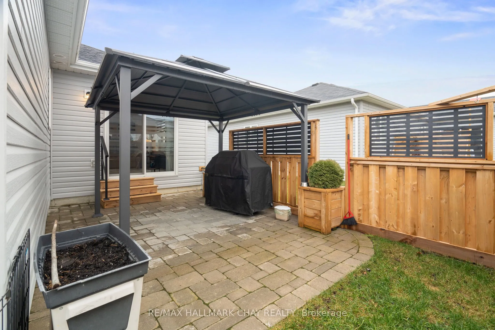 8 Sinclair Crescent