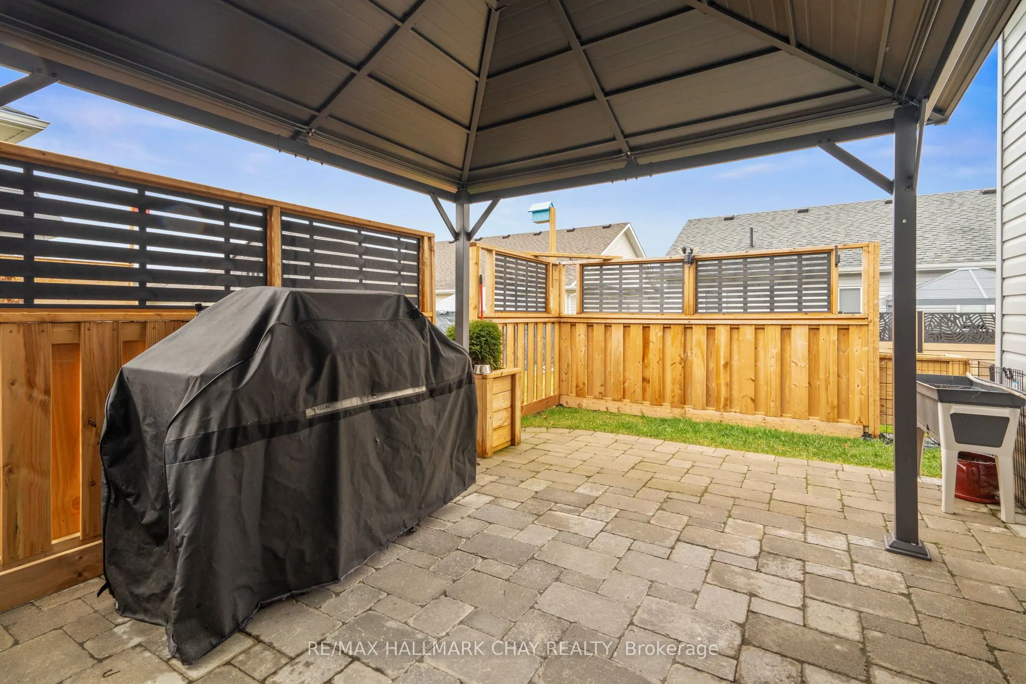 8 Sinclair Crescent