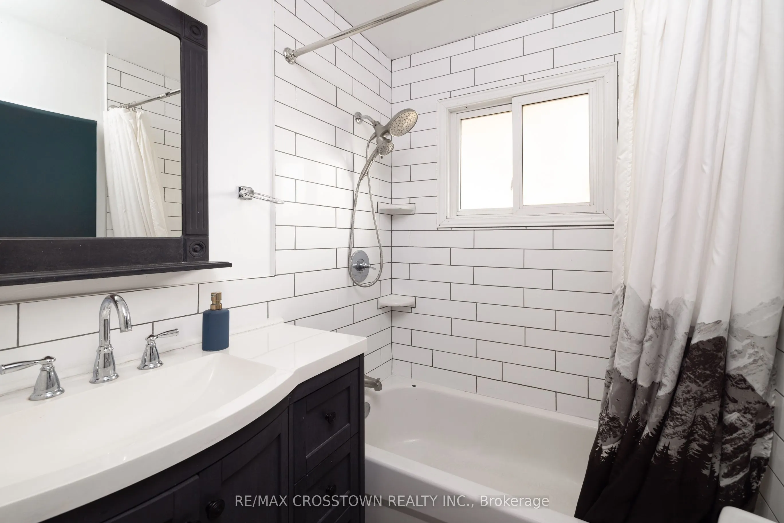 47 Lakeshore Road W
