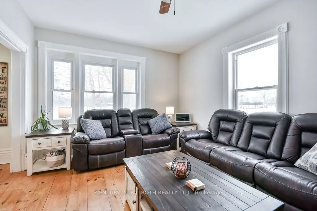 1153 Glengarry Landing Road S