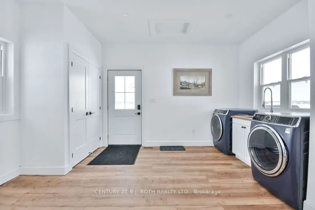 1153 Glengarry Landing Road S