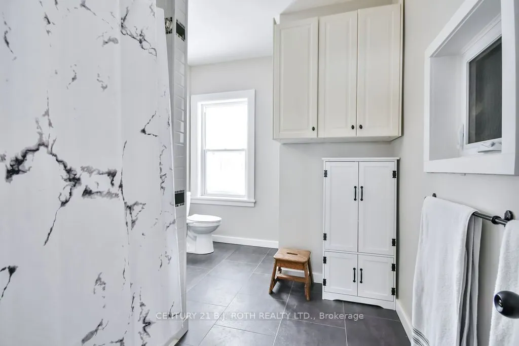 1153 Glengarry Landing Road S