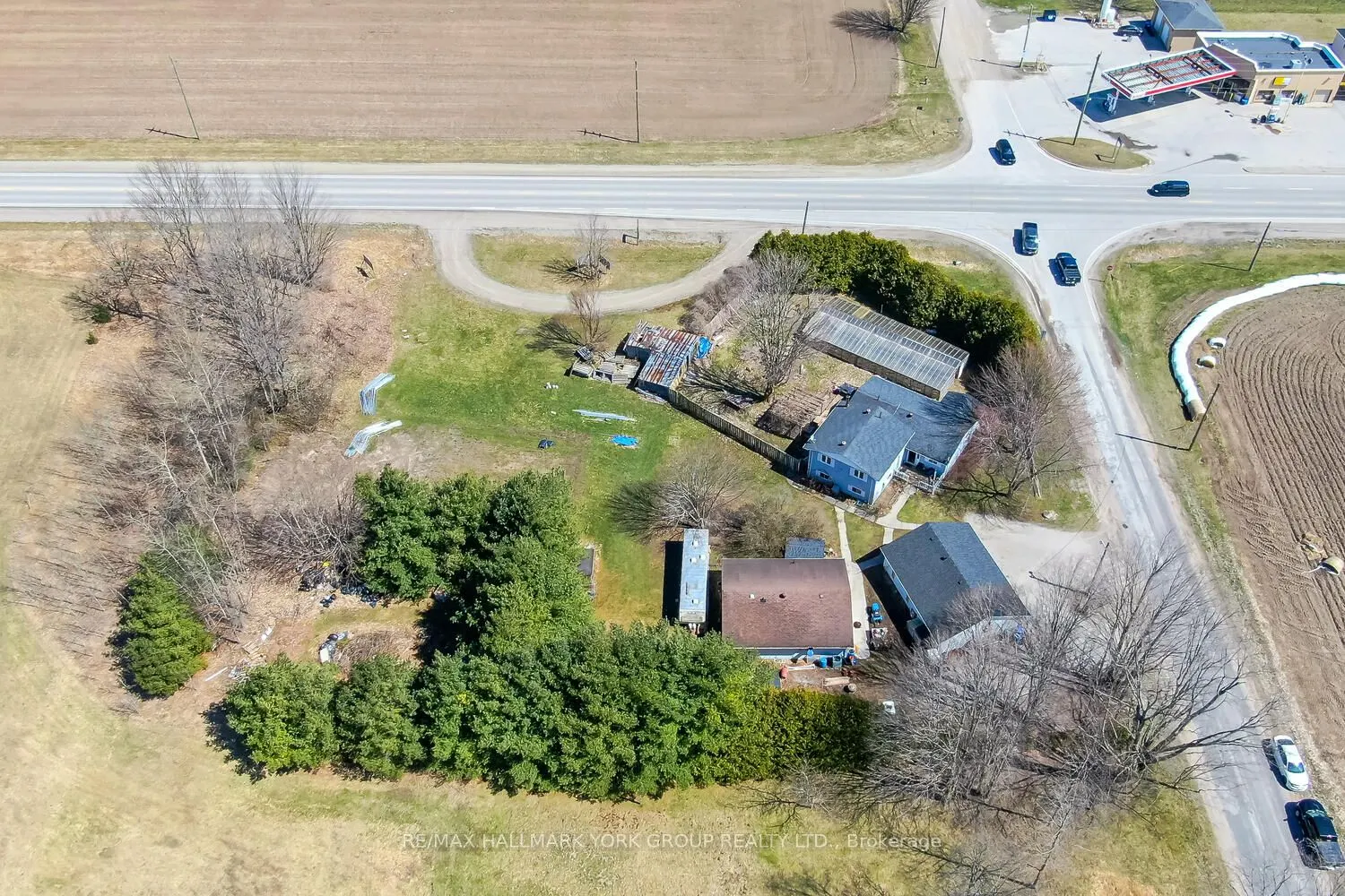 1008 Rainbow Valley Road W