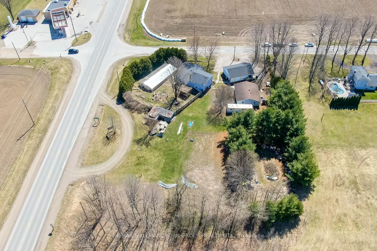 1008 Rainbow Valley Road W