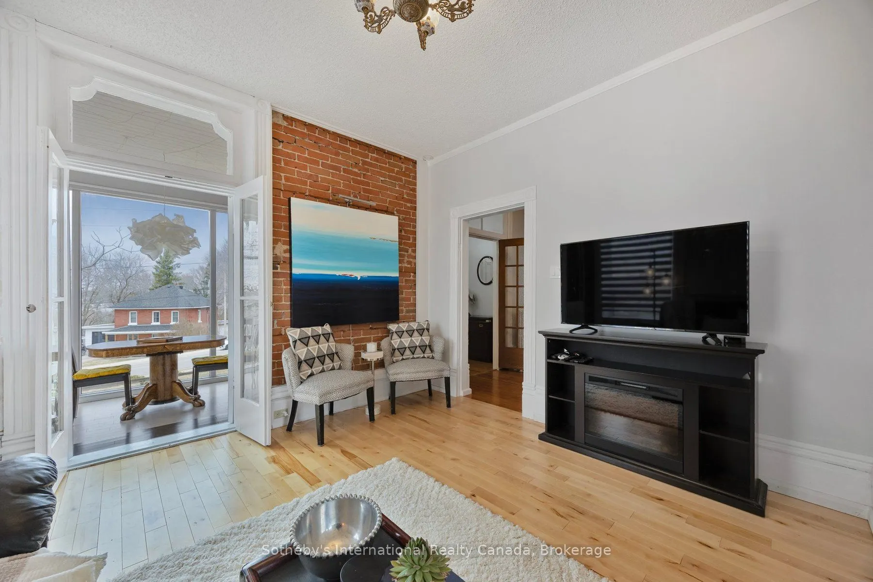 26 Robert Street E