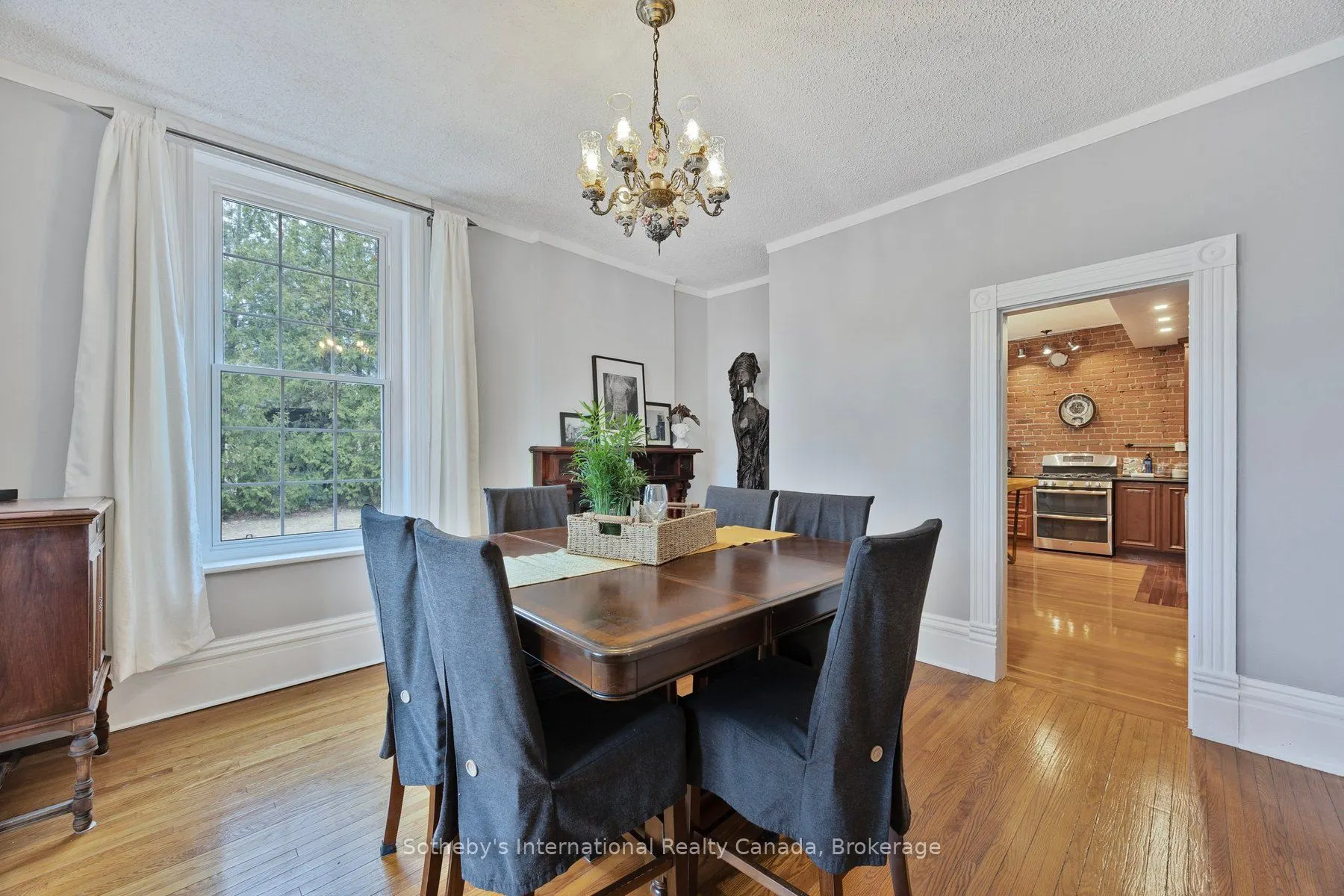 26 Robert Street E